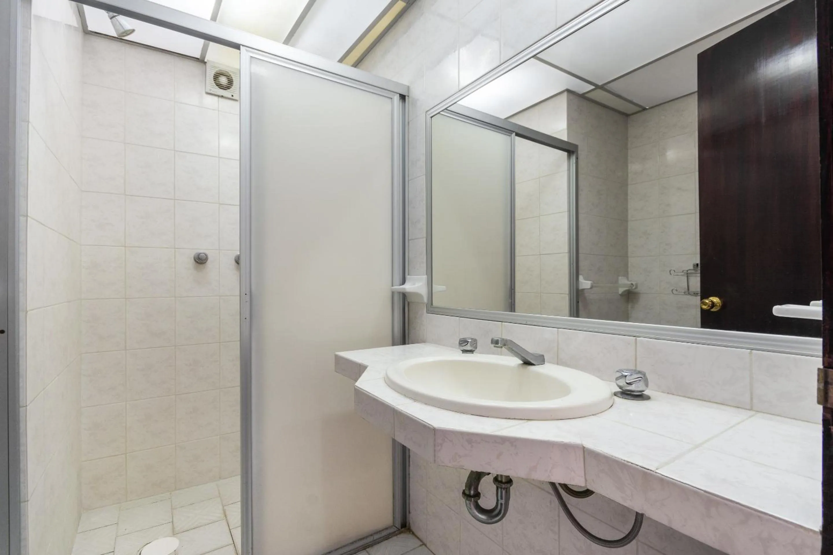 Bathroom in OYO Hotel Casa Blanca