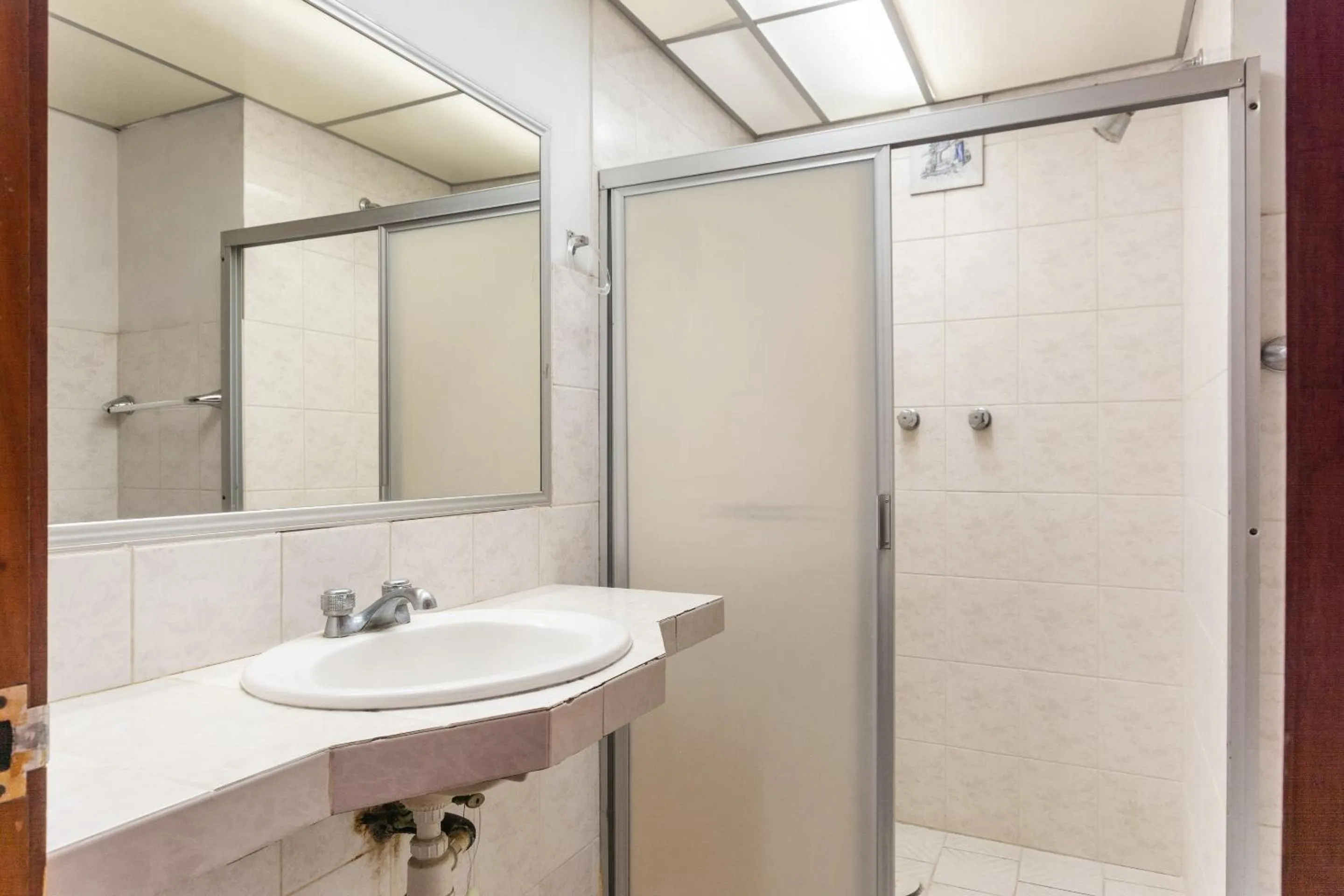 Bathroom in OYO Hotel Casa Blanca