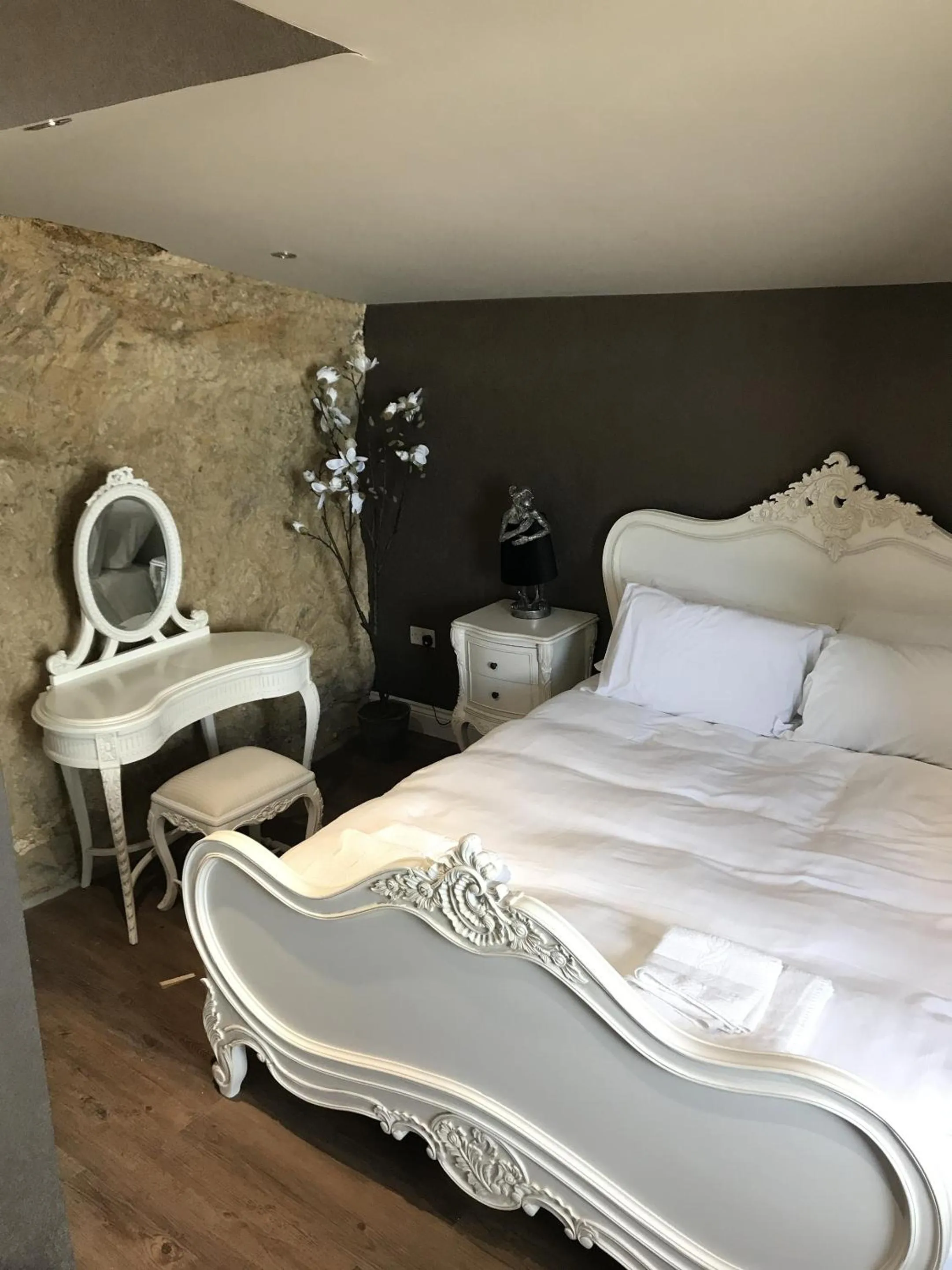 Bedroom, Bed in The Grotto