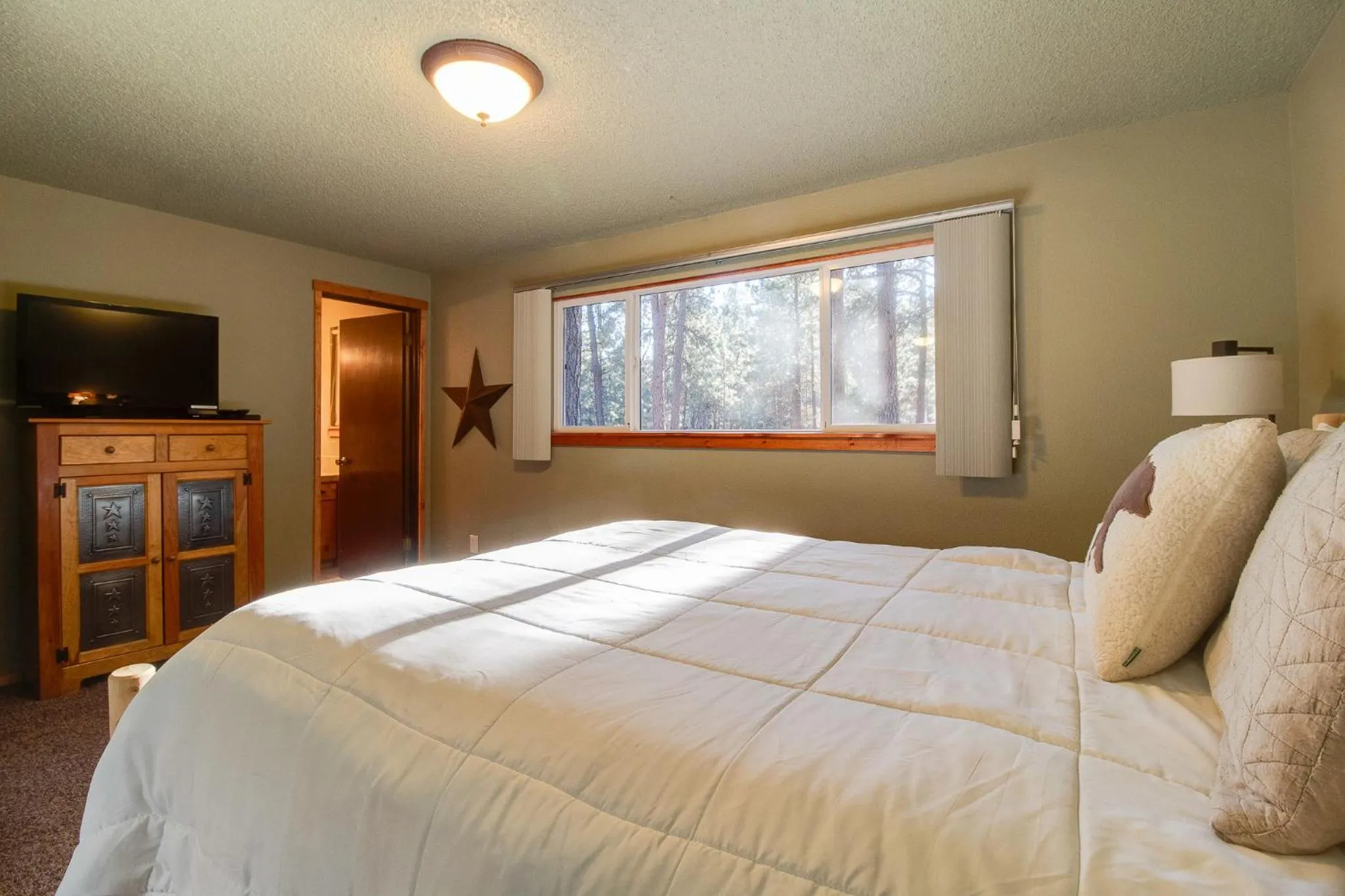 Property building, Bed in The Sisters Moose