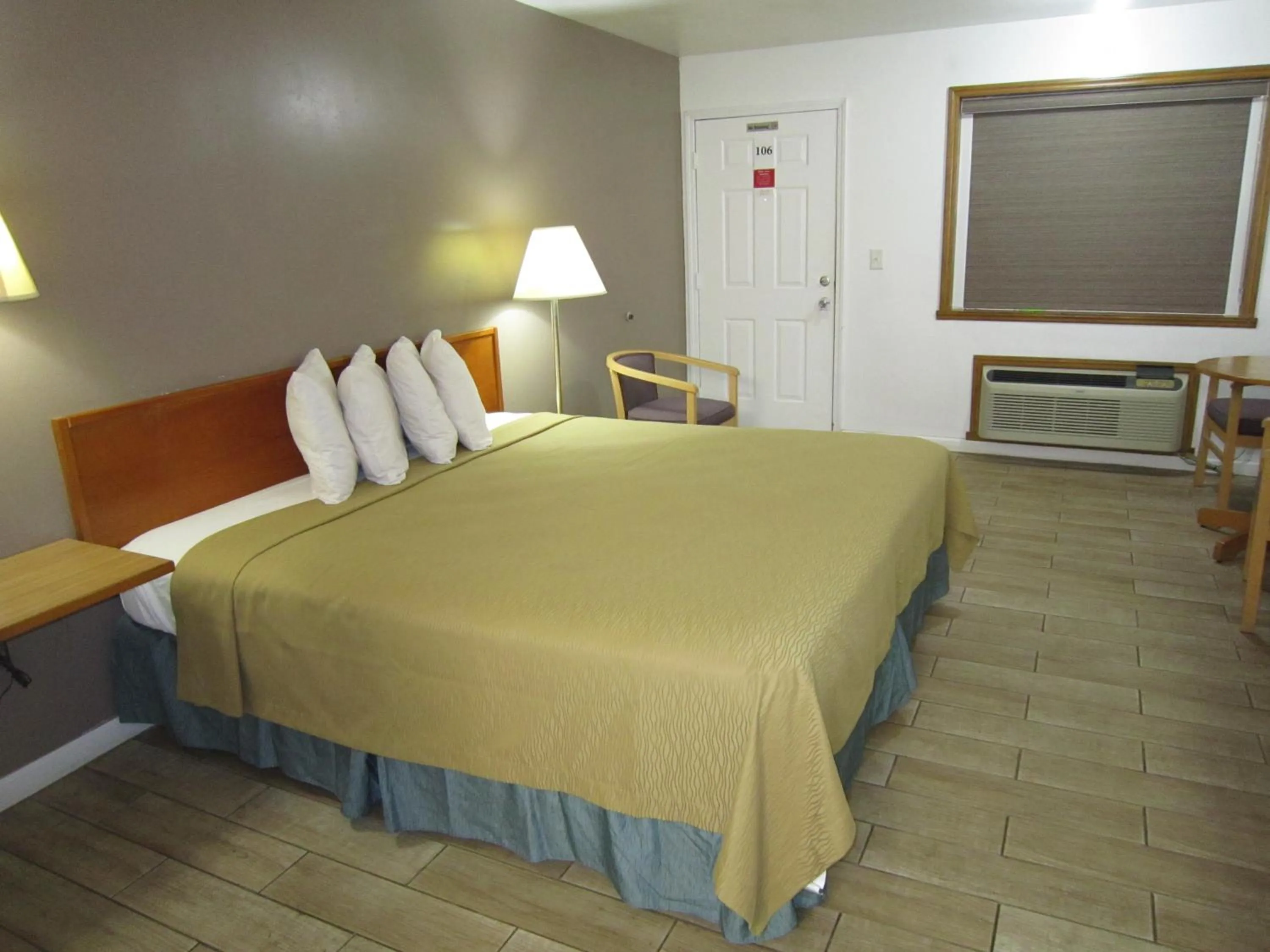 Bed in Cassville Budget Inn