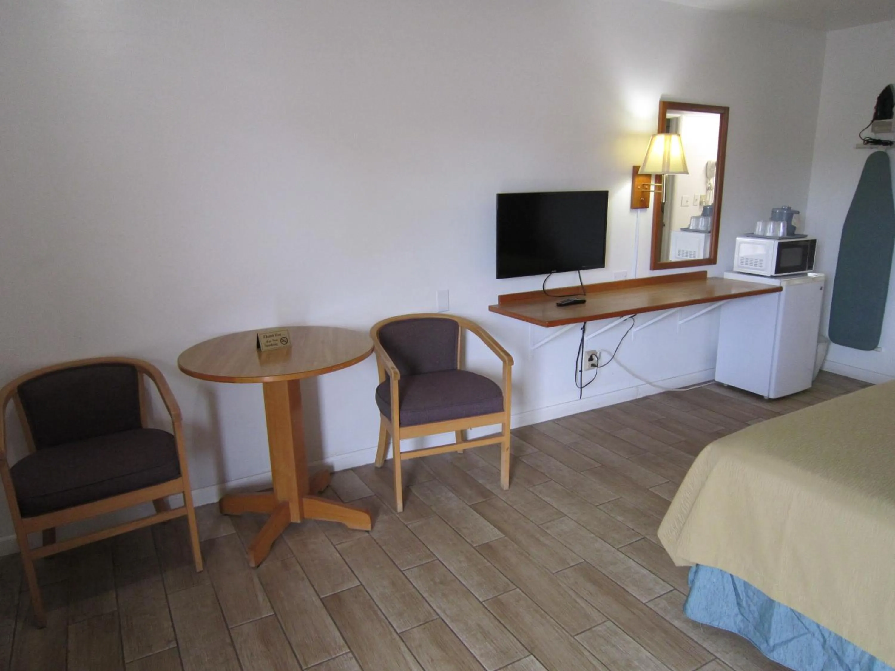 TV and multimedia, Bed in Cassville Budget Inn