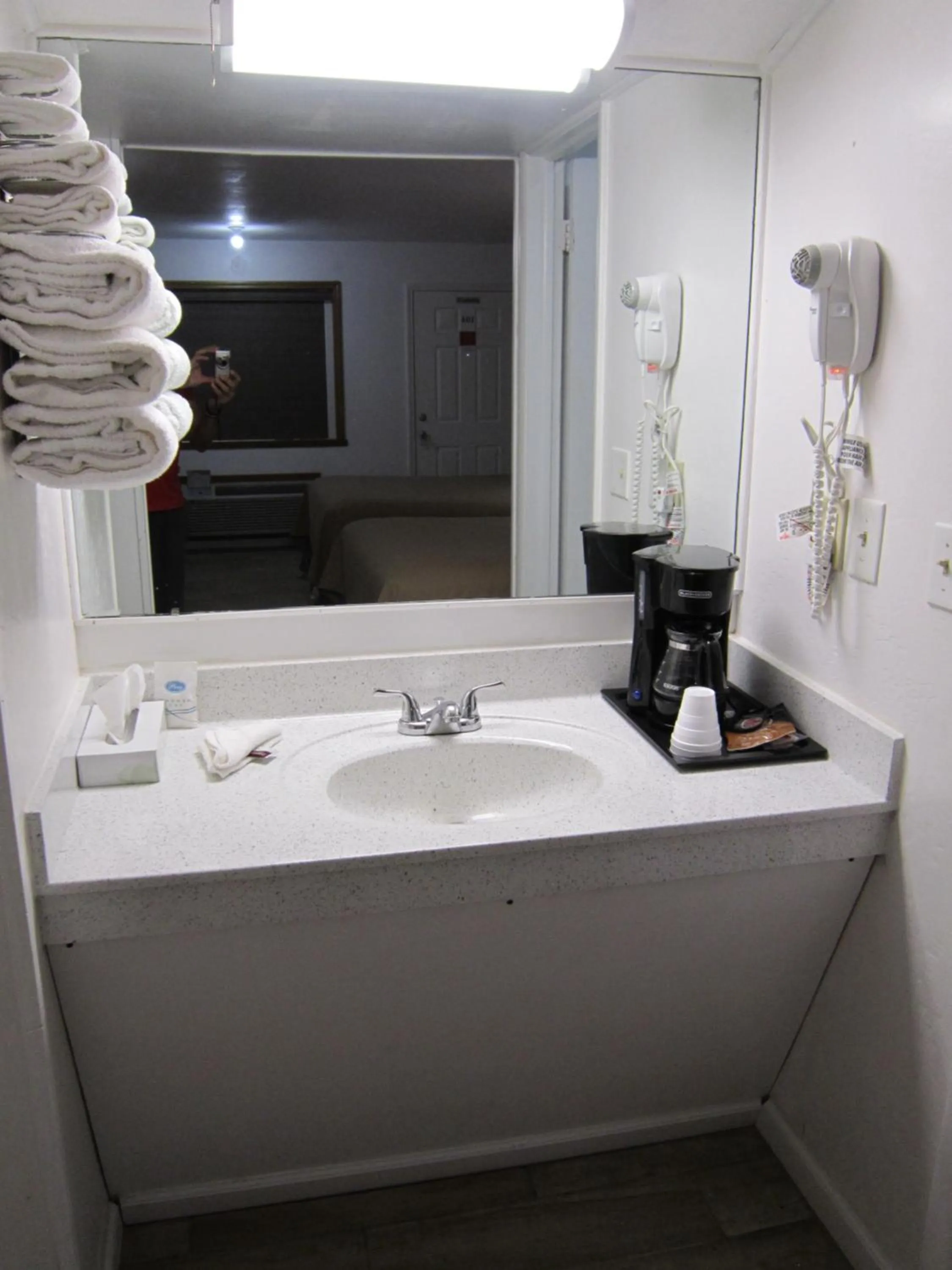 Bathroom in Cassville Budget Inn