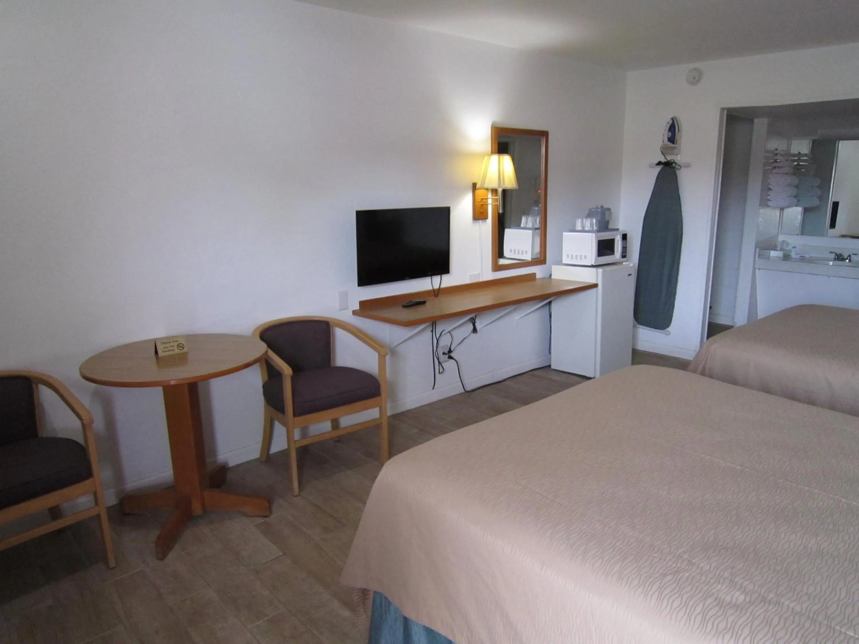 TV and multimedia, Bed in Cassville Budget Inn