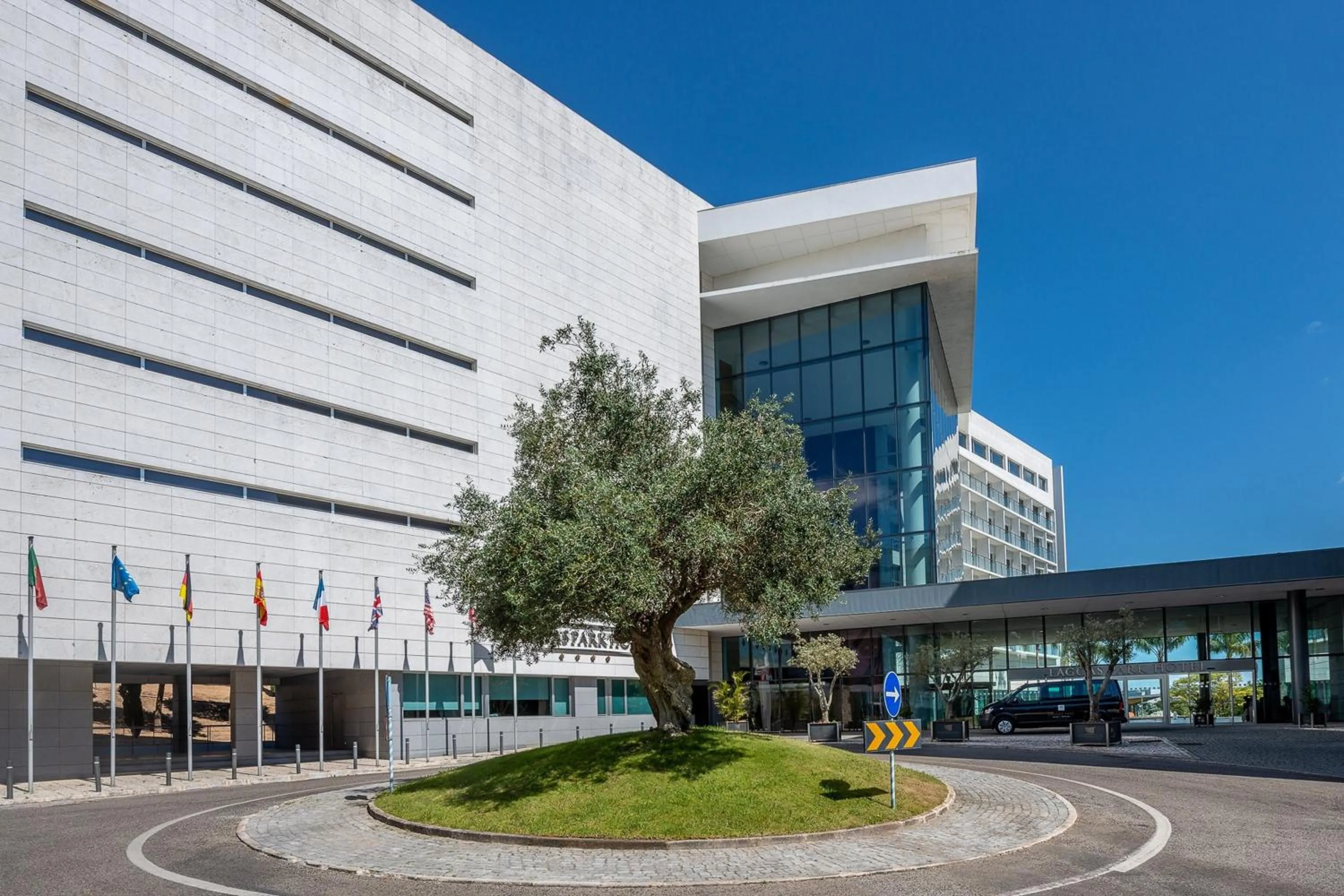 Facade/entrance in Lagoas Park Hotel
