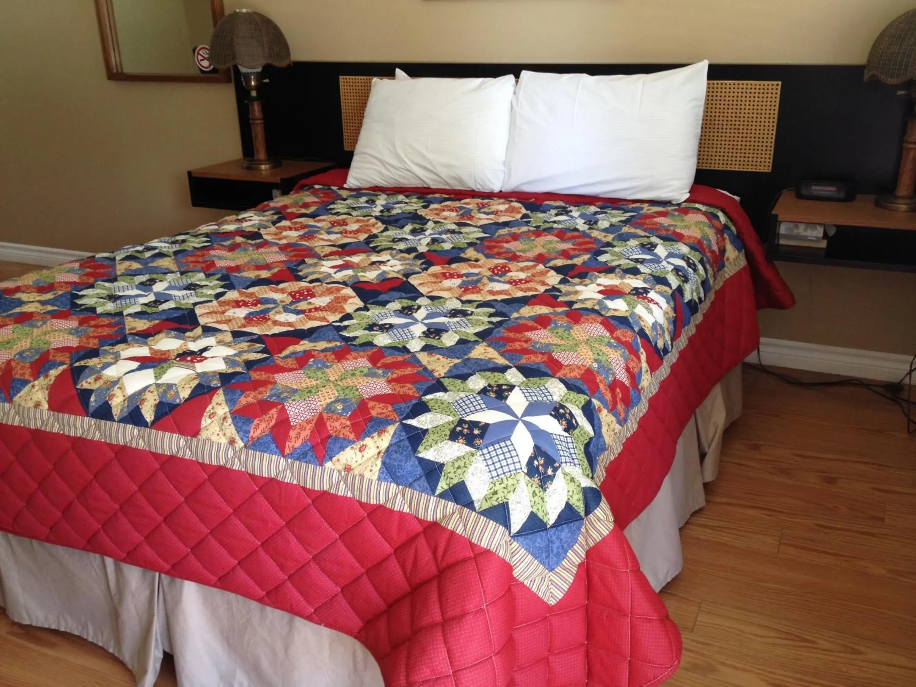 Queen Room - Disability Access in Boathouse Country Inn Queen Room - Disability Access in Boathouse Country Inn