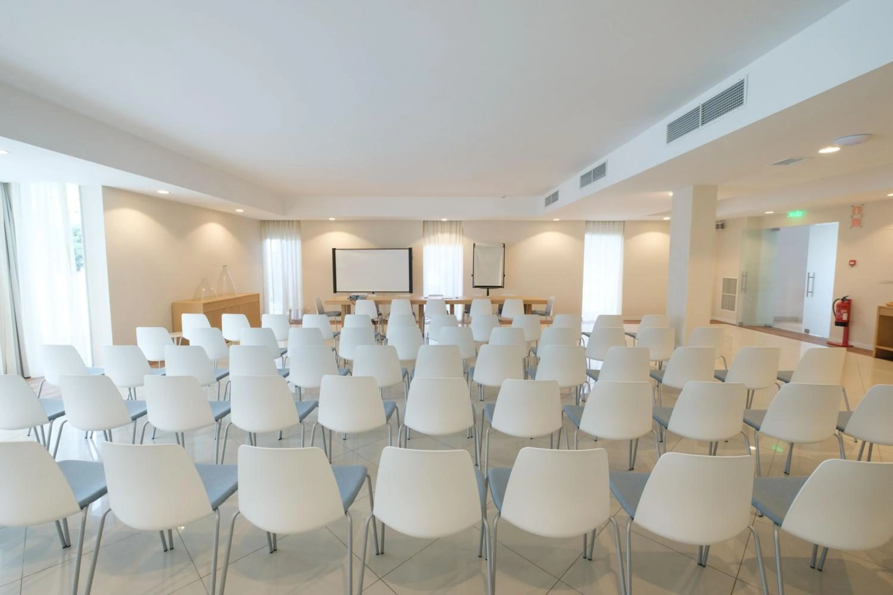 People in Malibu Foz Hotel - La Maison Younan