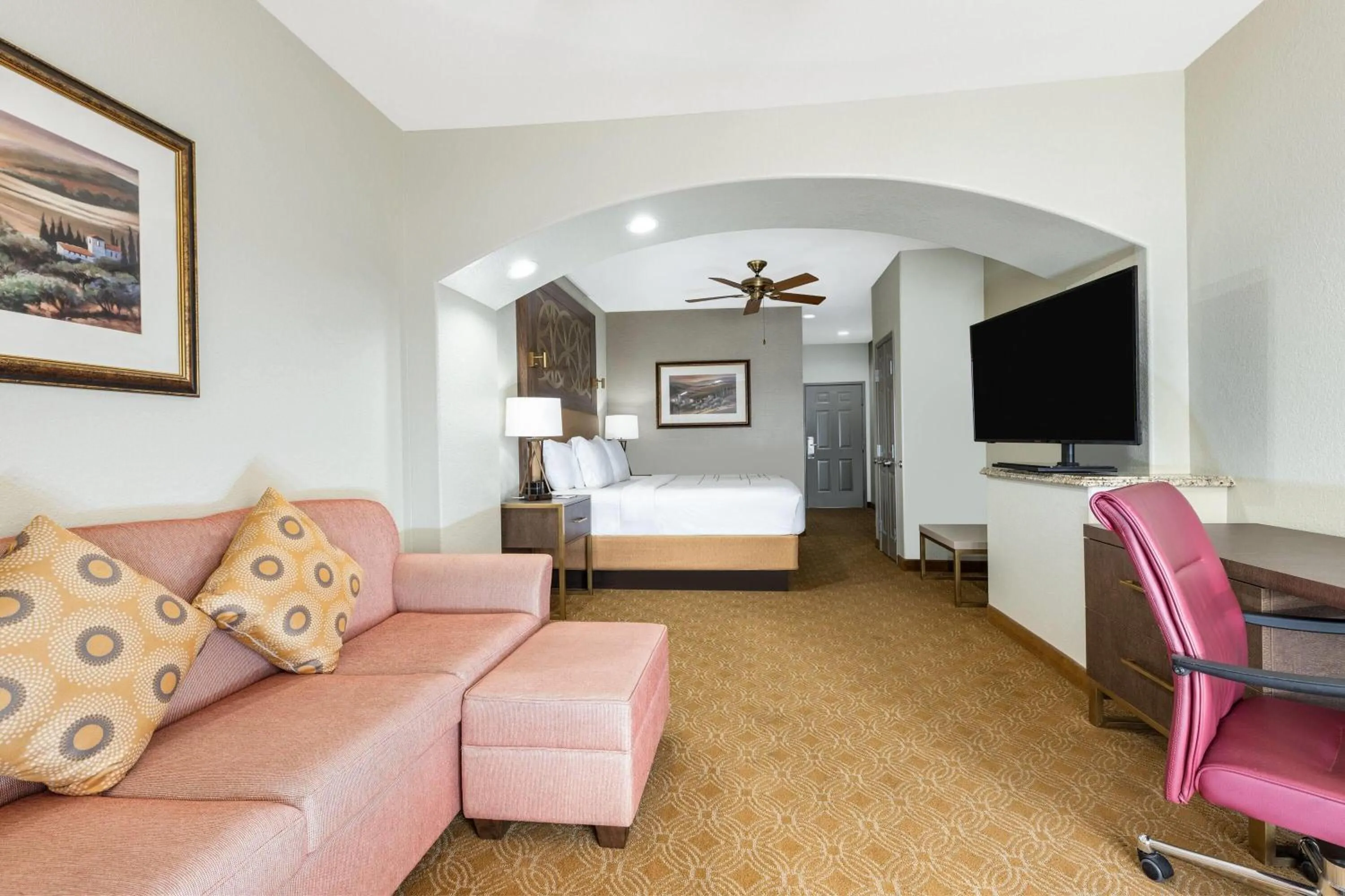 Photo of the whole room, Bed in La Quinta by Wyndham Marble Falls