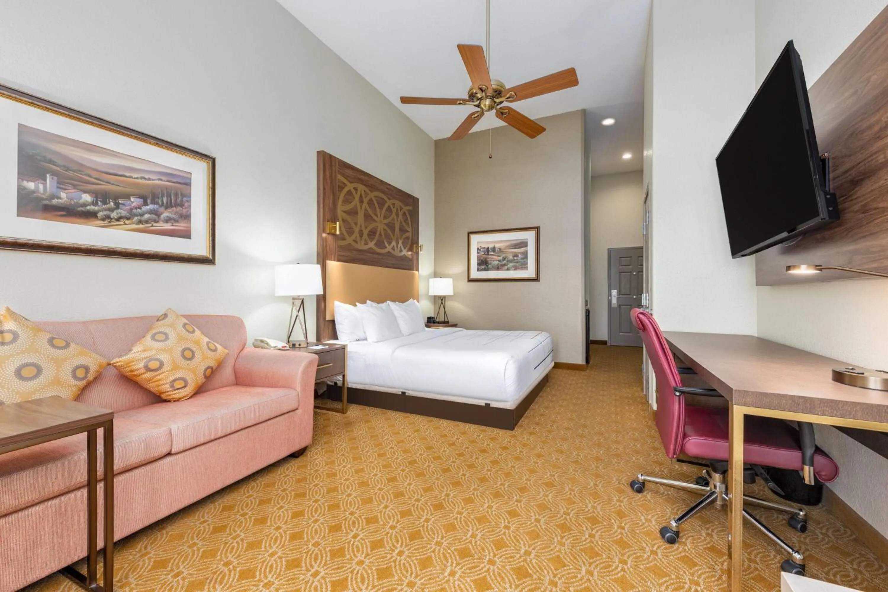 Photo of the whole room, Bed in La Quinta by Wyndham Marble Falls