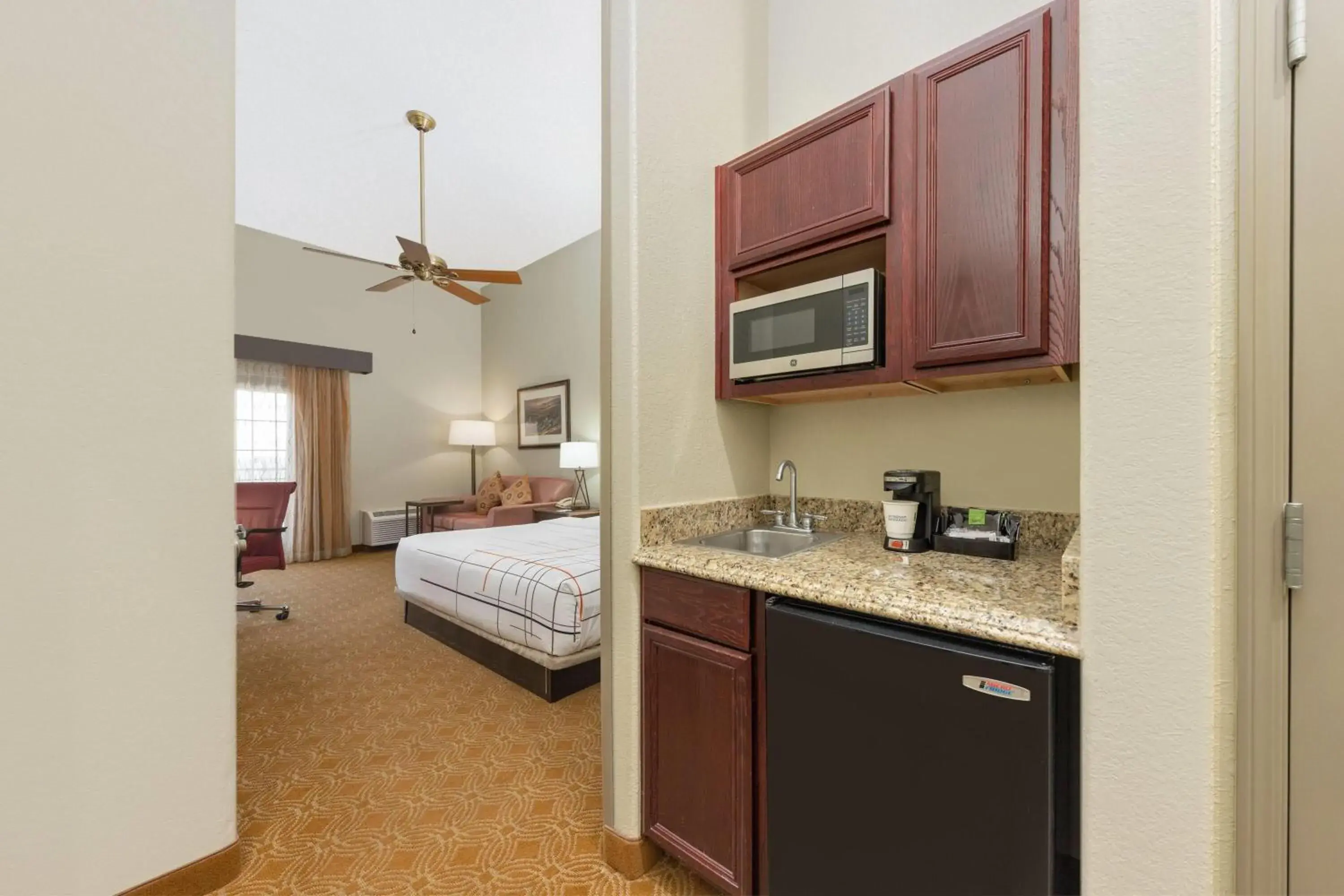 Deluxe King Room with Balcony and Lake View - Upper Floor in La Quinta by Wyndham Marble Falls Deluxe King Room with Balcony and Lake View - Upper Floor in La Quinta by Wyndham Marble Falls
