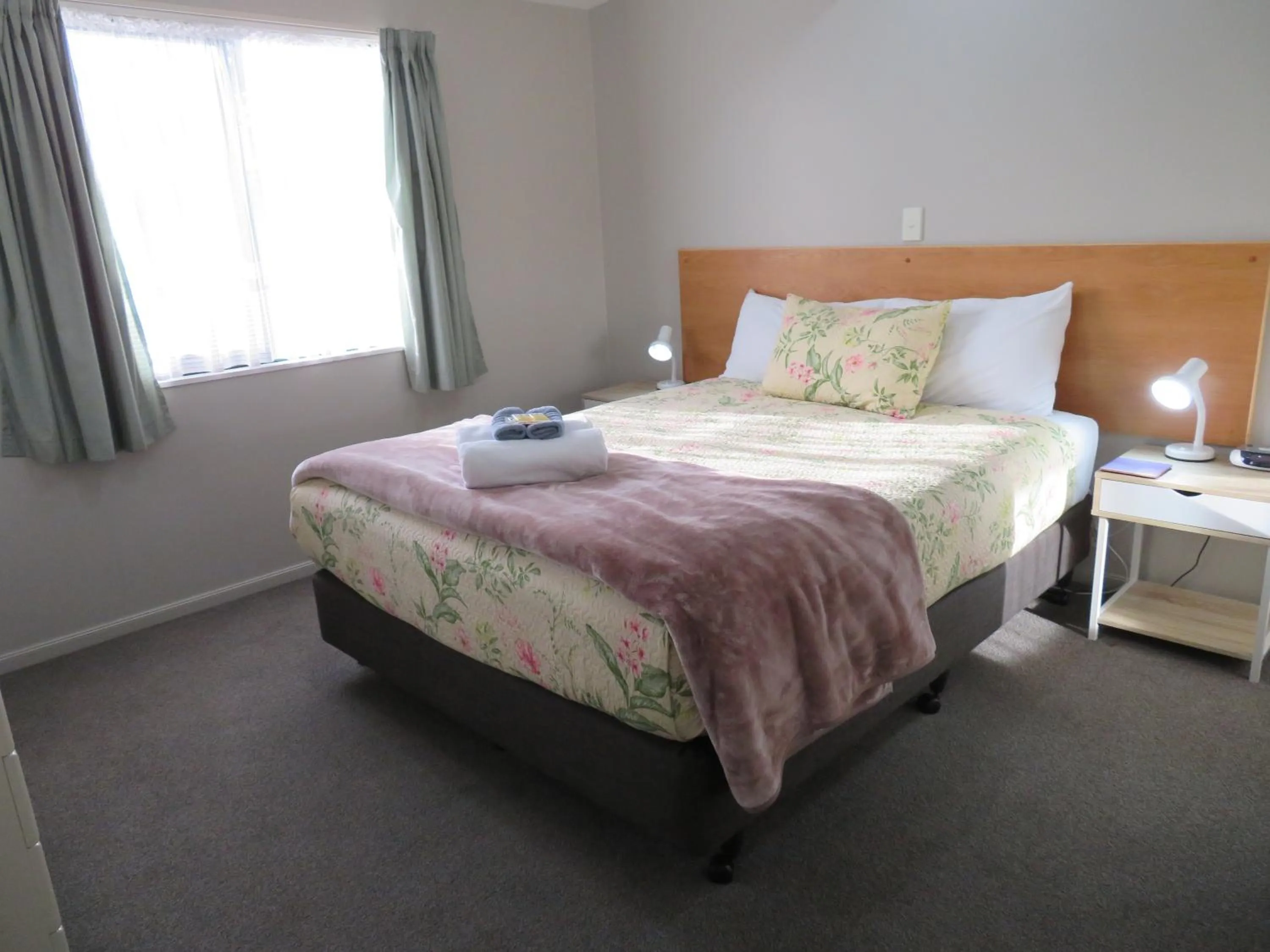 Bedroom, Bed in Commodore Court Motel