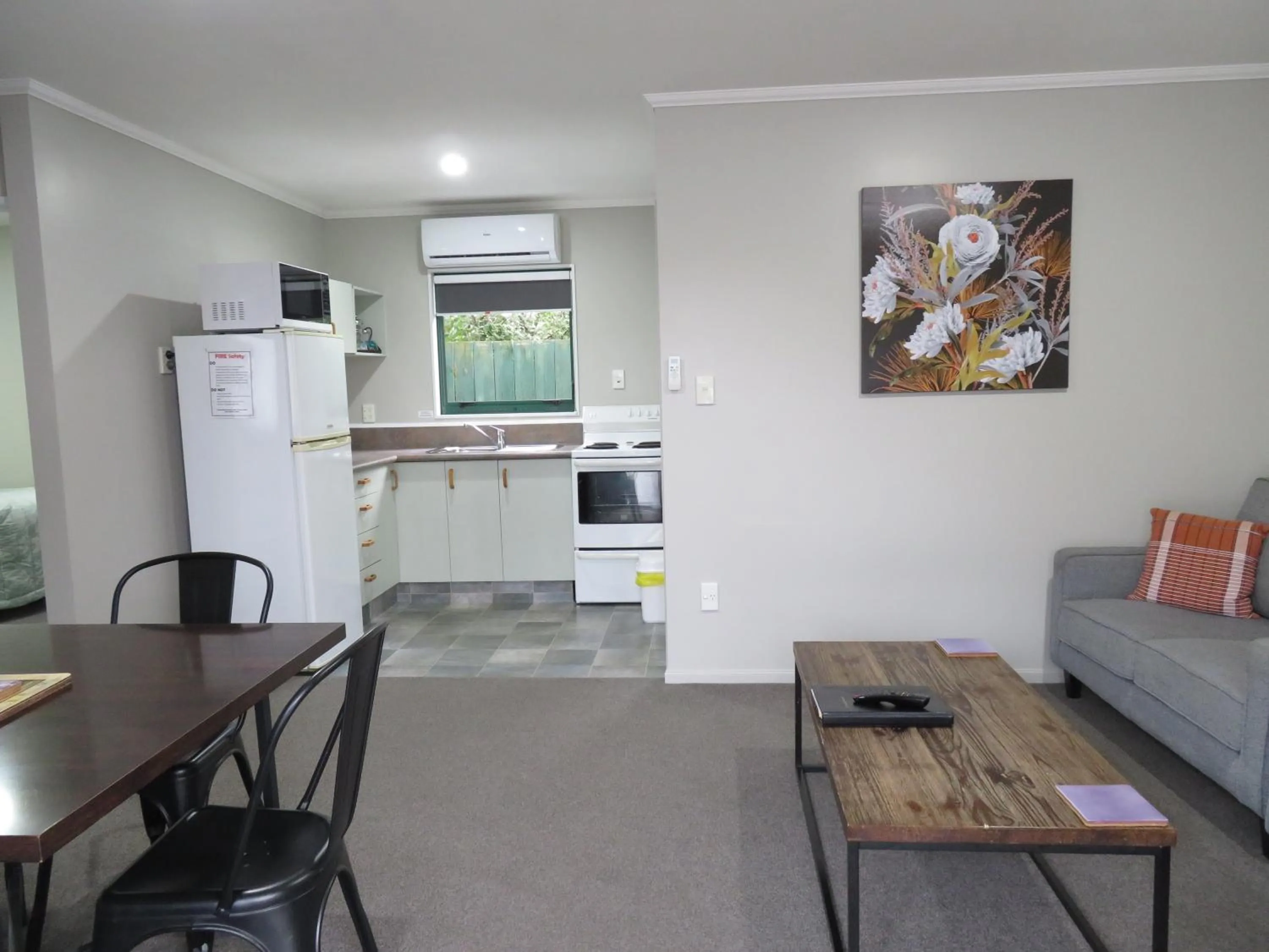 Kitchen or kitchenette in Commodore Court Motel