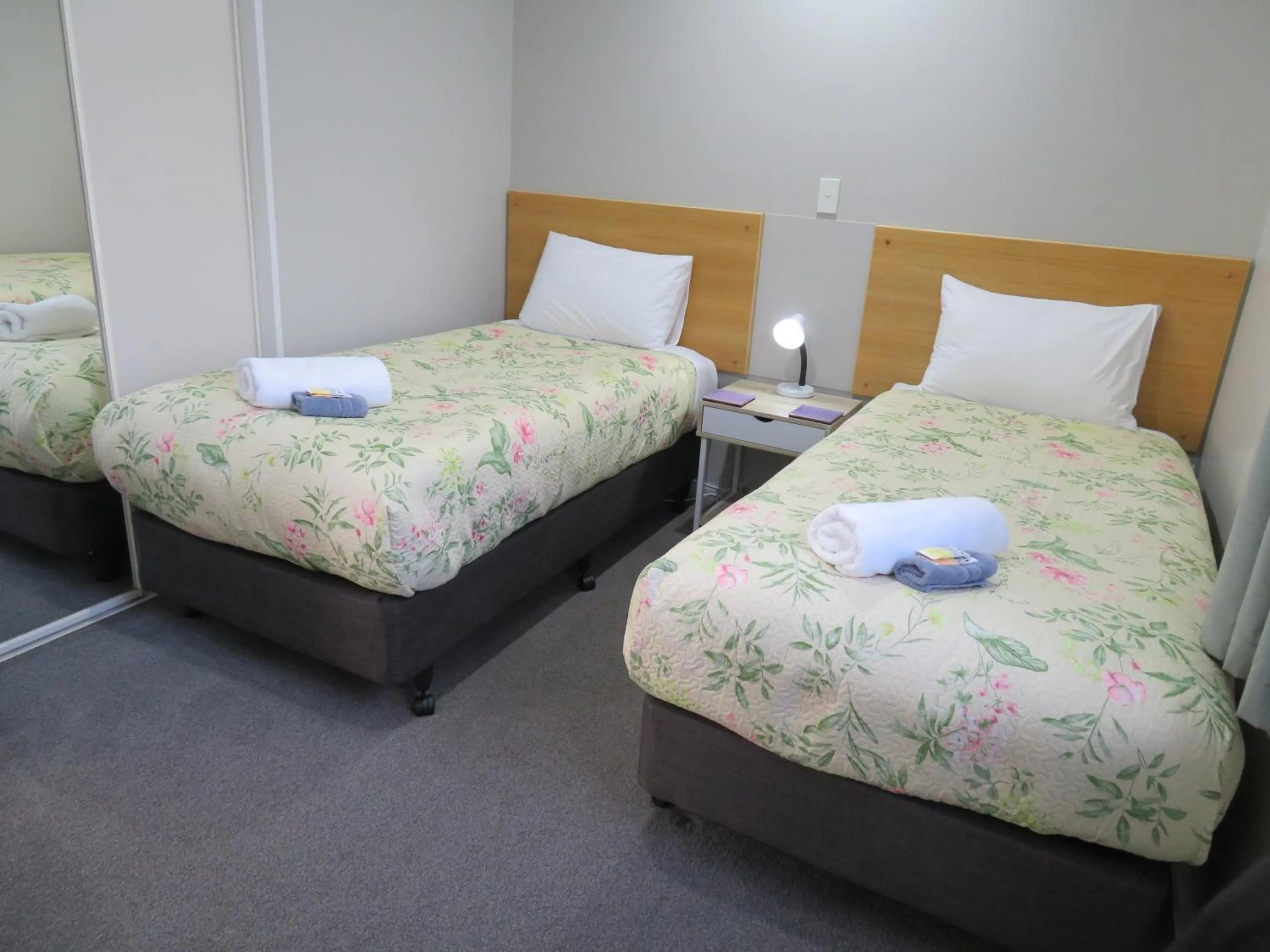 Bedroom, Bed in Commodore Court Motel