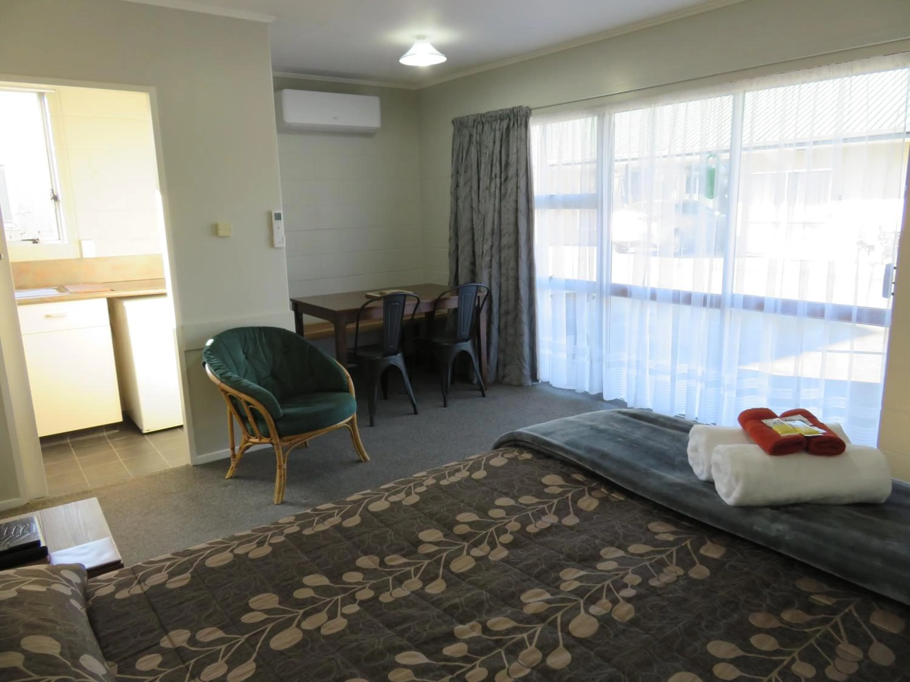 Bed in Commodore Court Motel