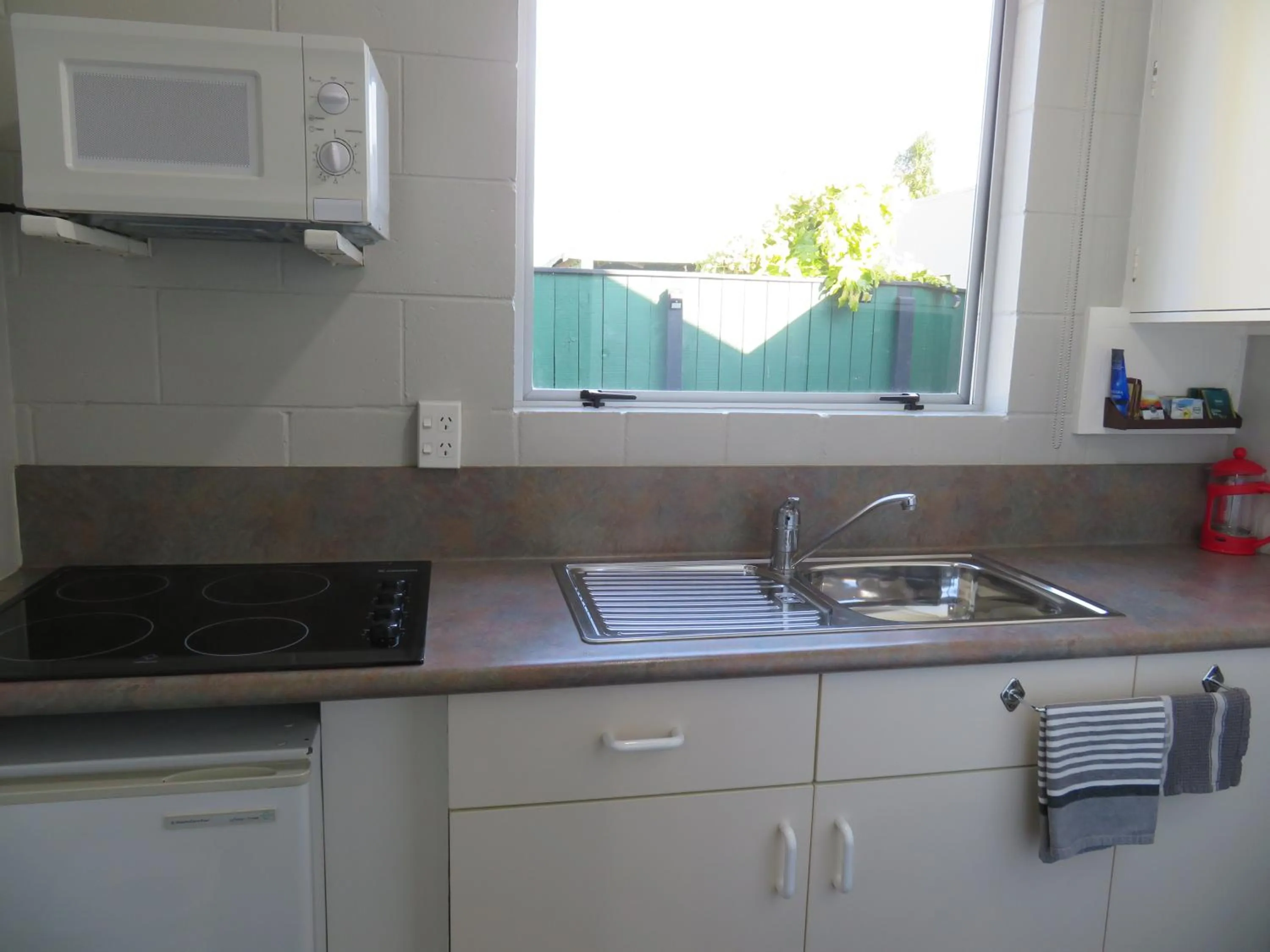 Kitchen or kitchenette in Commodore Court Motel