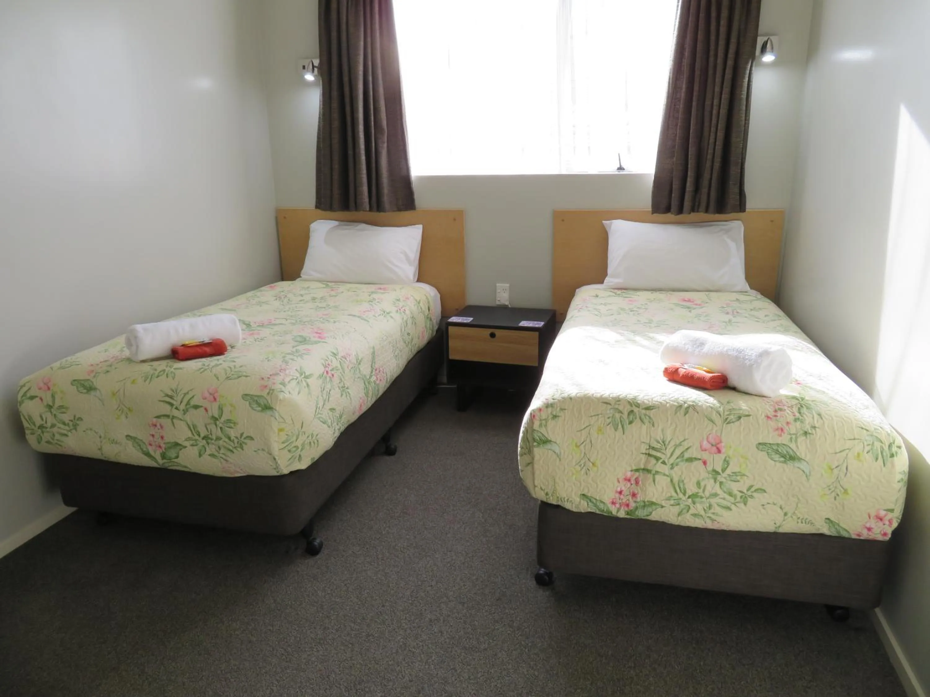 Bedroom, Bed in Commodore Court Motel