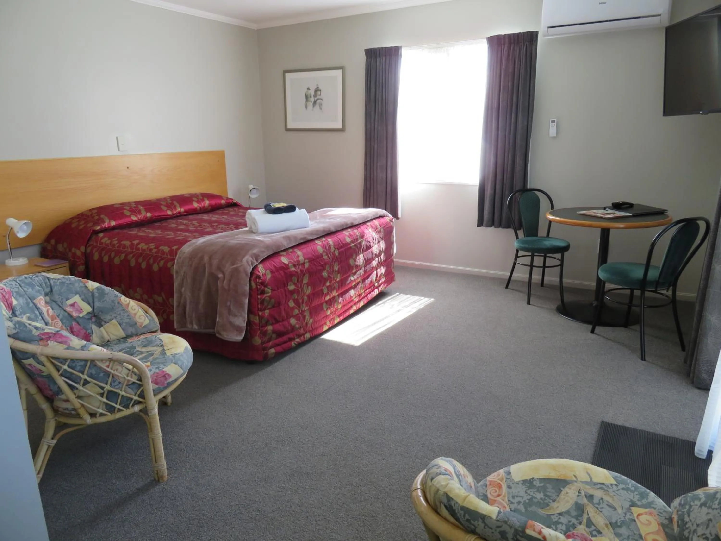 Photo of the whole room, Bed in Commodore Court Motel