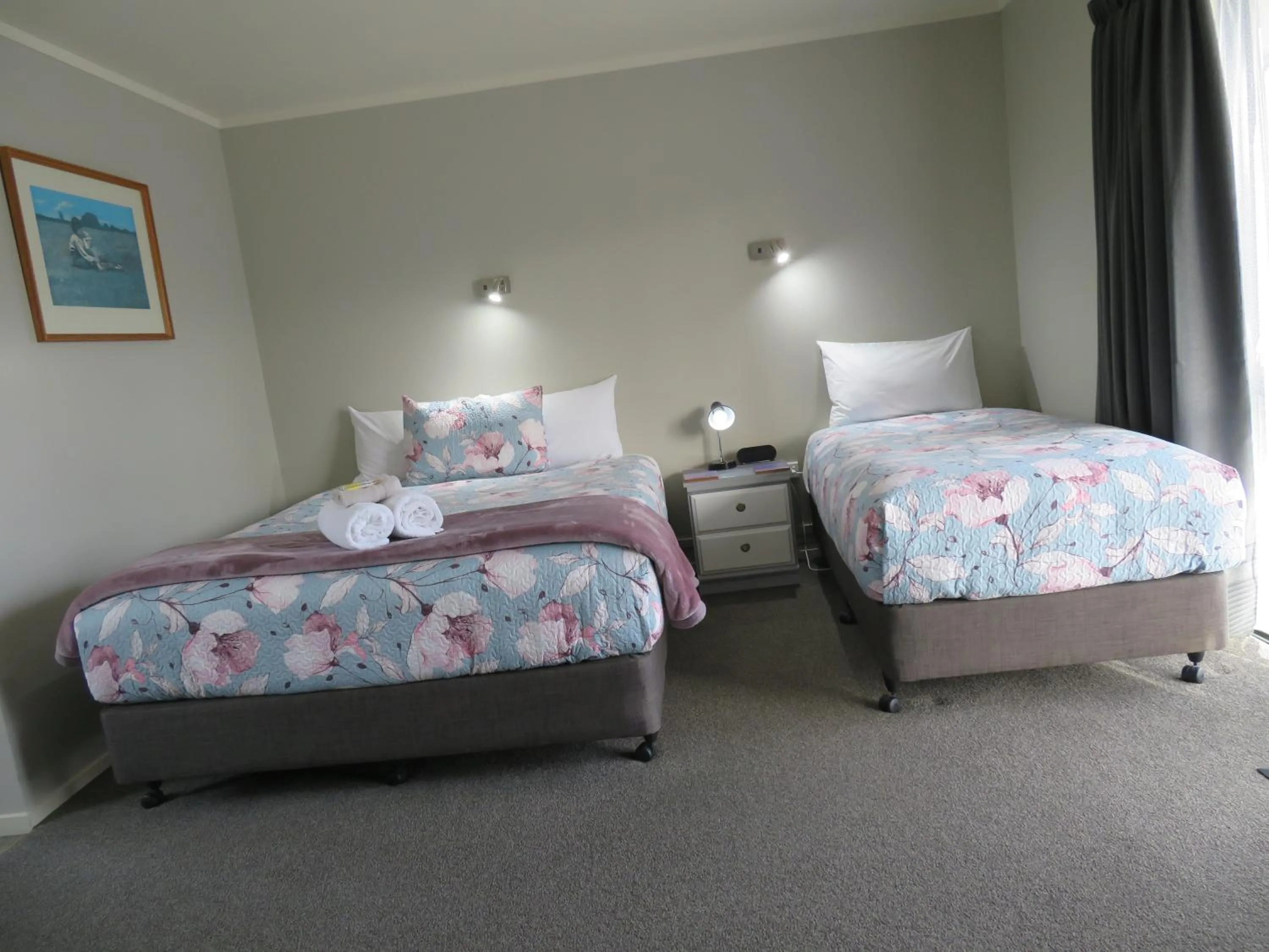 Photo of the whole room, Bed in Commodore Court Motel