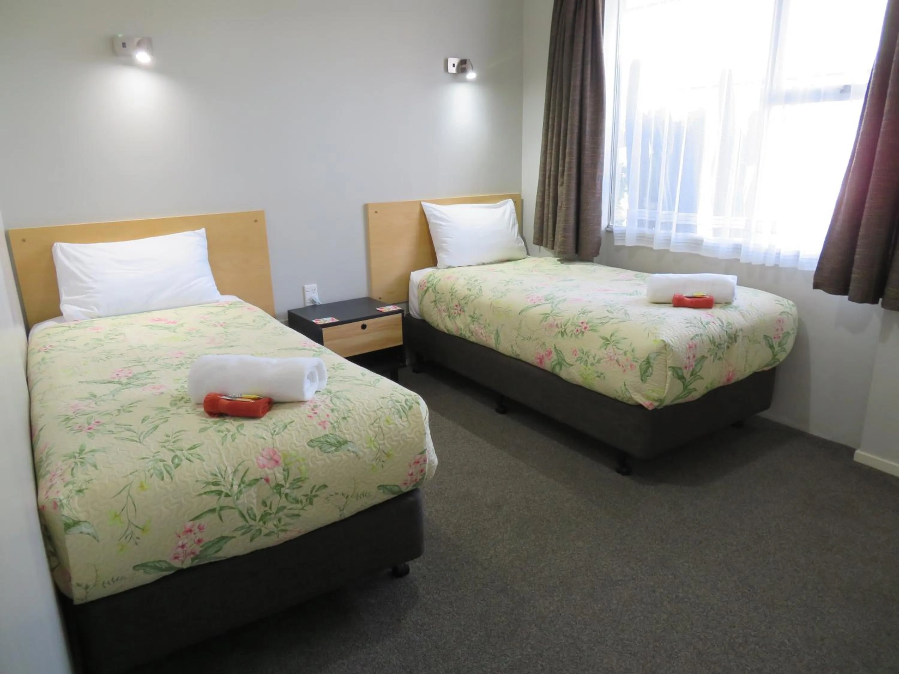 Bedroom, Bed in Commodore Court Motel