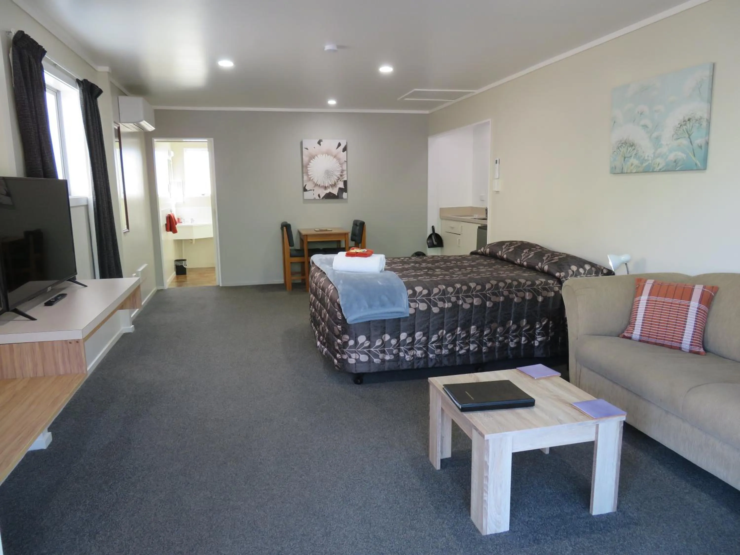 Photo of the whole room, Bed in Commodore Court Motel