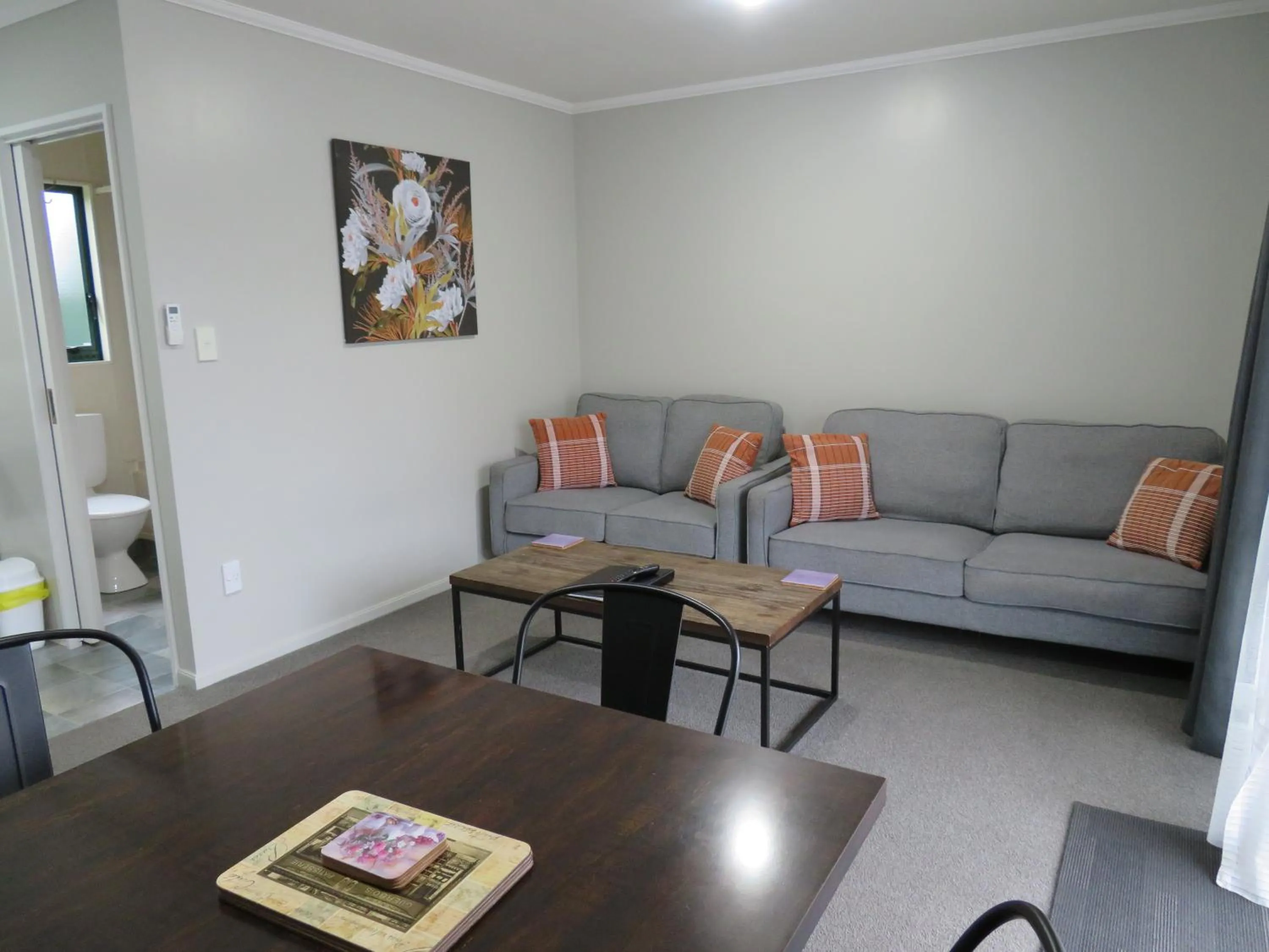 Living room in Commodore Court Motel