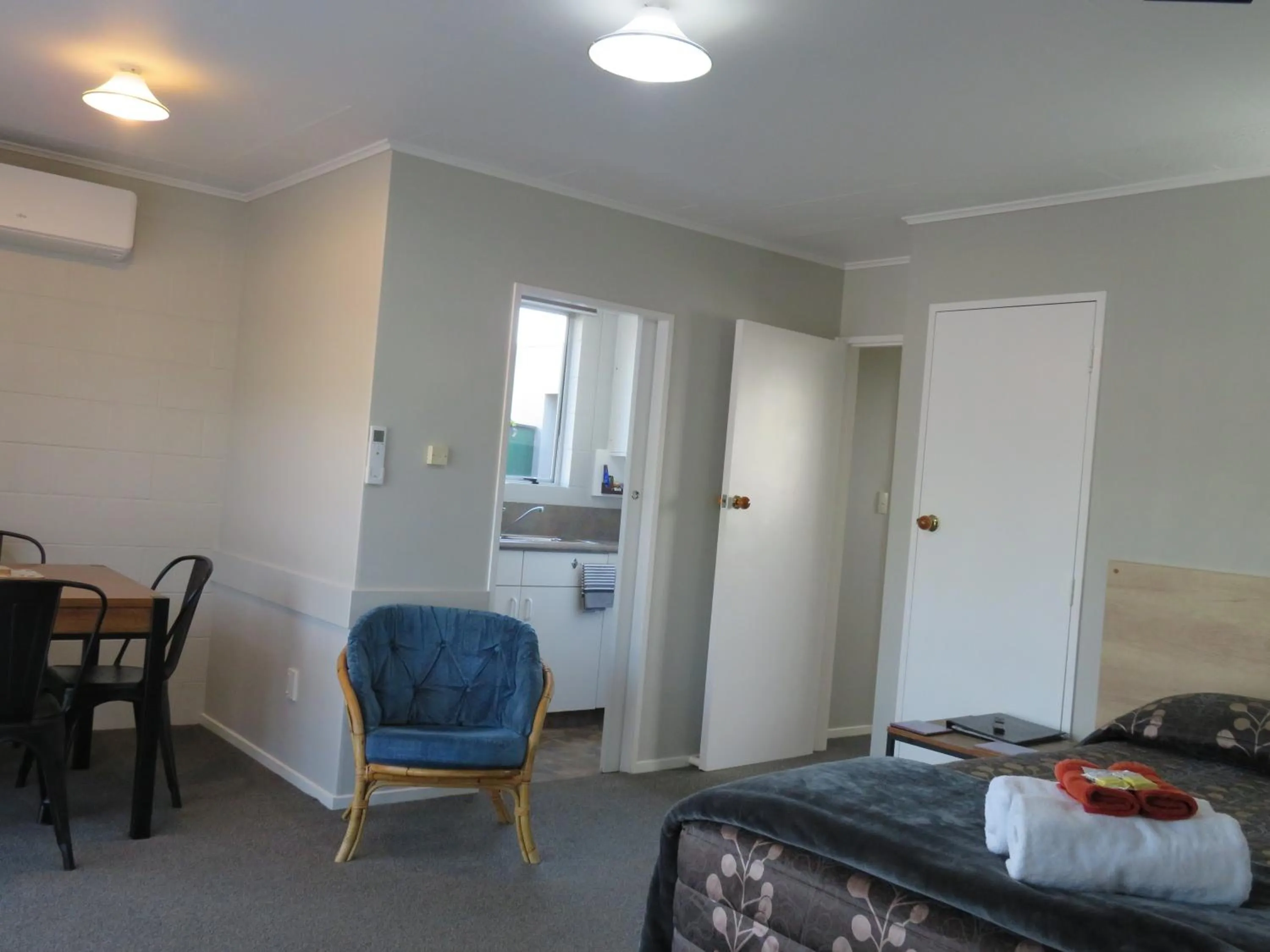 Bed in Commodore Court Motel