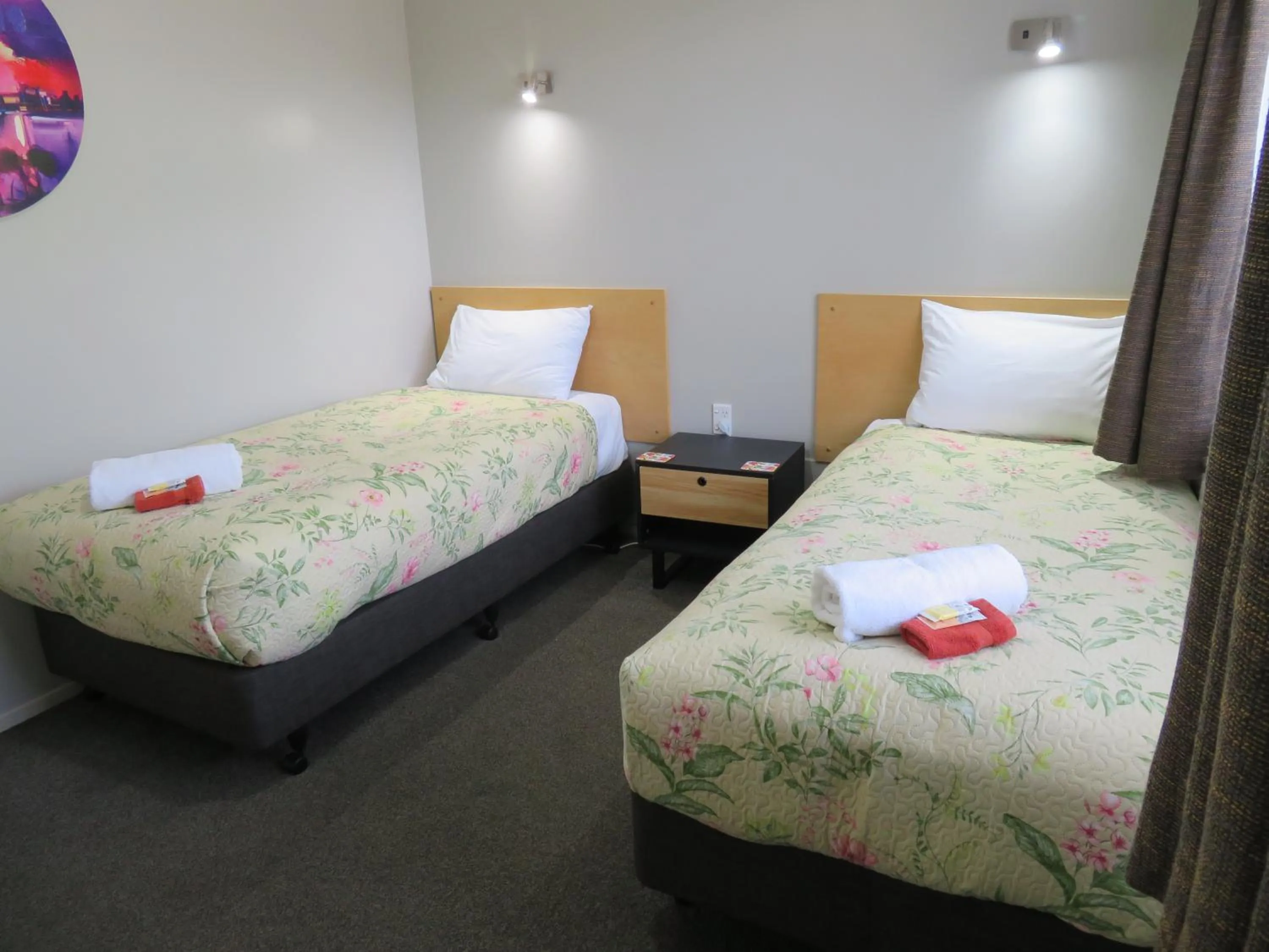 Bedroom, Bed in Commodore Court Motel