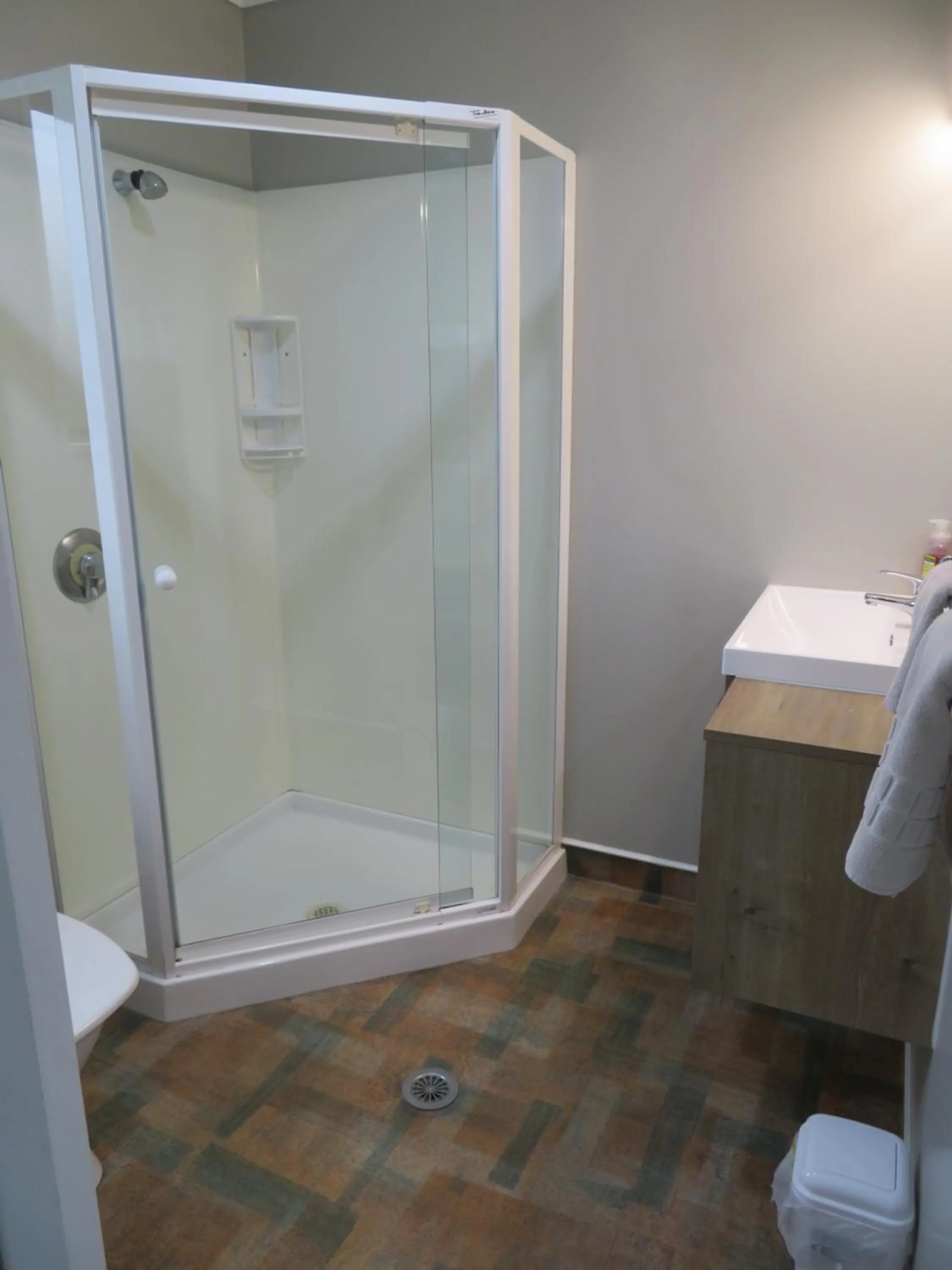 Bathroom in Commodore Court Motel