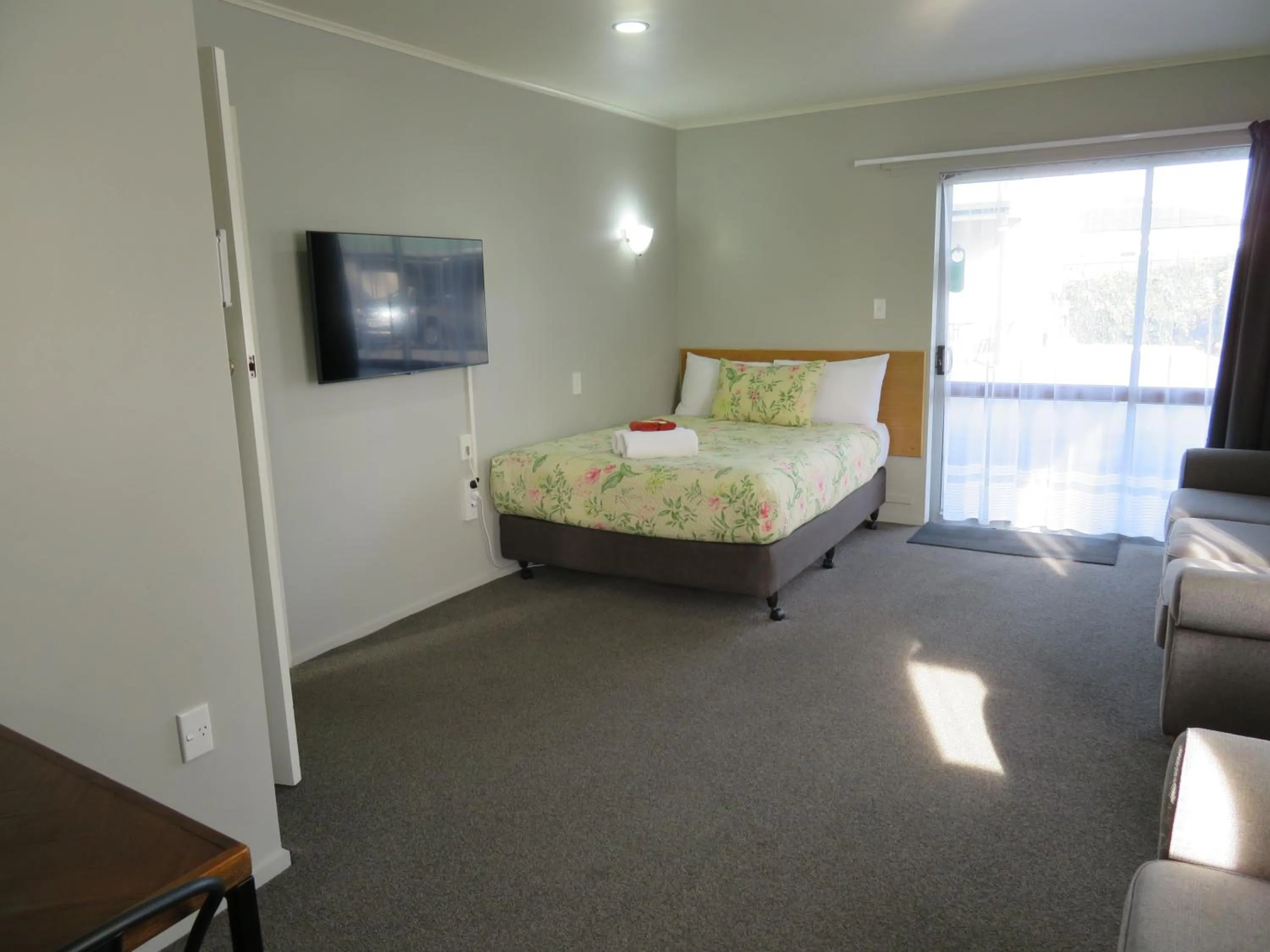 Communal lounge/ TV room, Bed in Commodore Court Motel