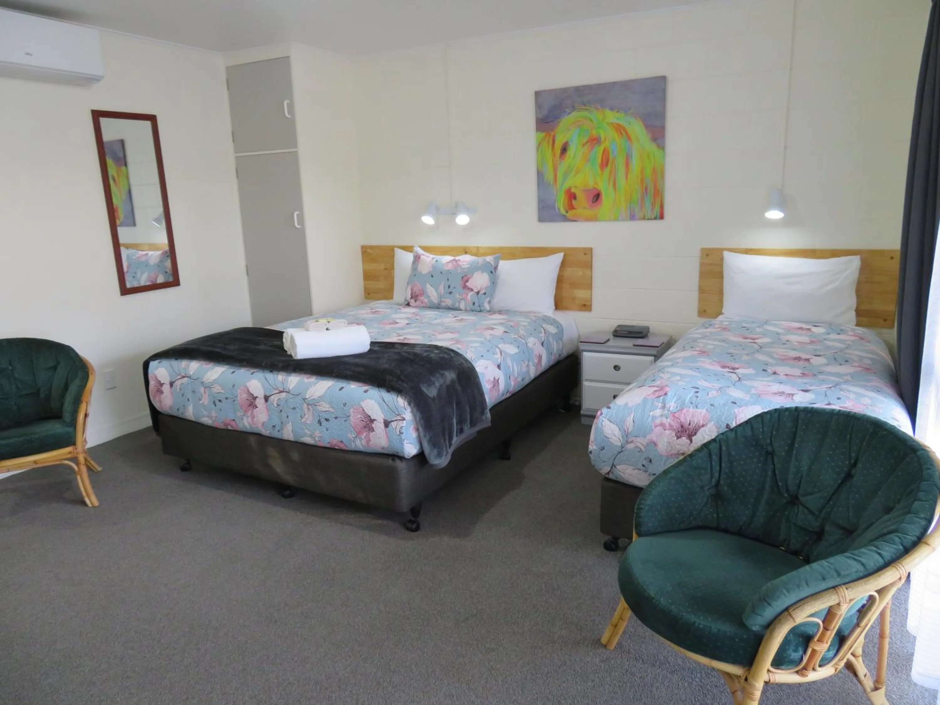 Photo of the whole room, Bed in Commodore Court Motel