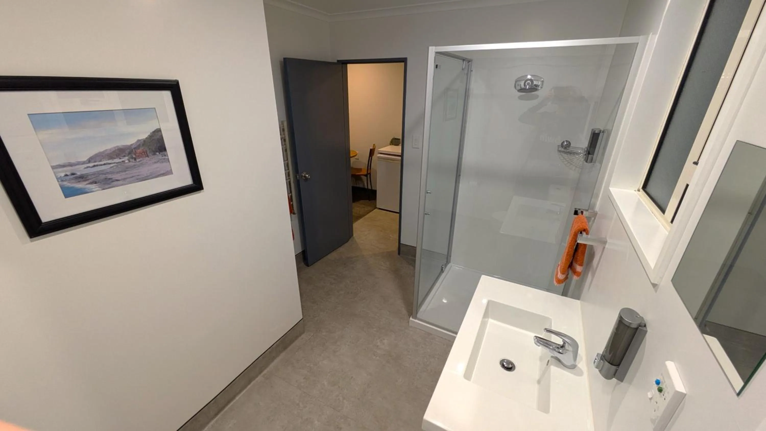 Shower in The Peninsula Kaikoura