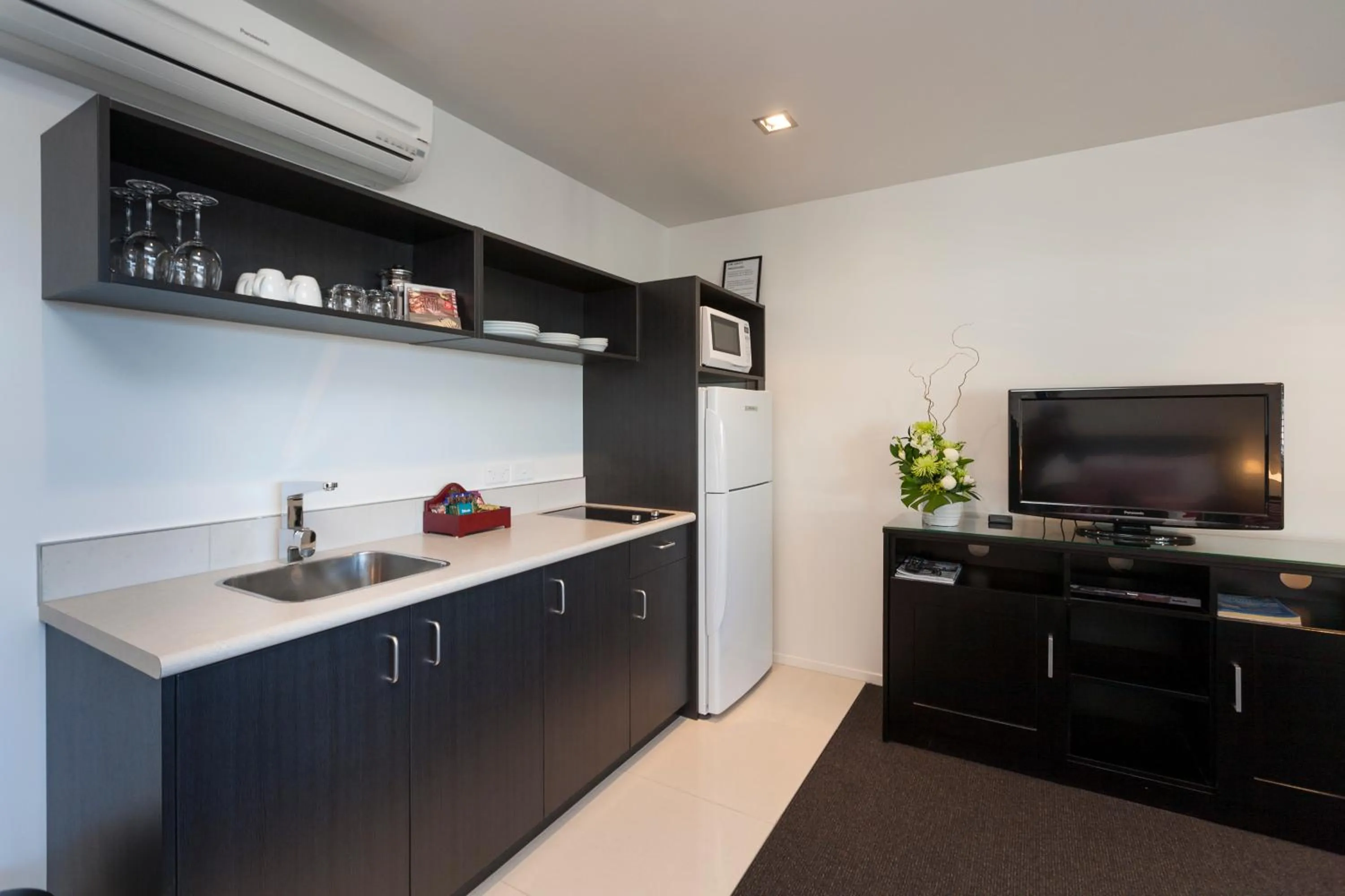 Kitchen or kitchenette in The Dawson Motel