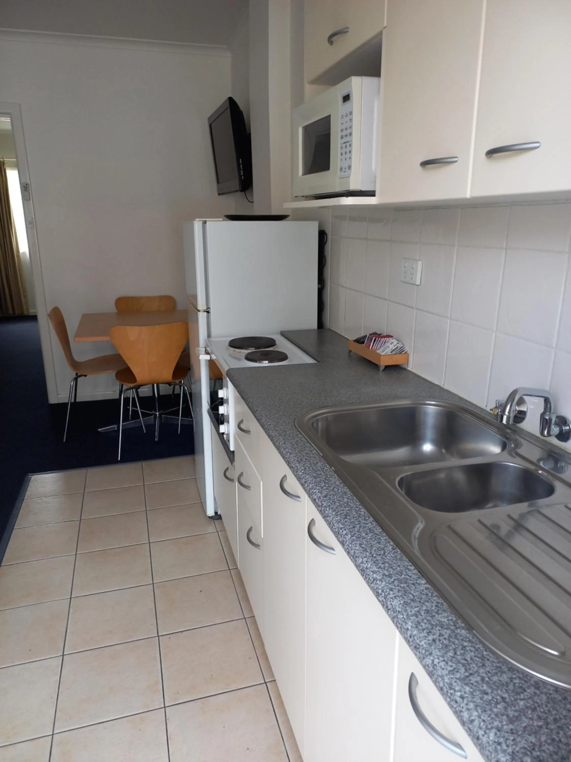Kitchen or kitchenette in Heyfield Motel and Apartments