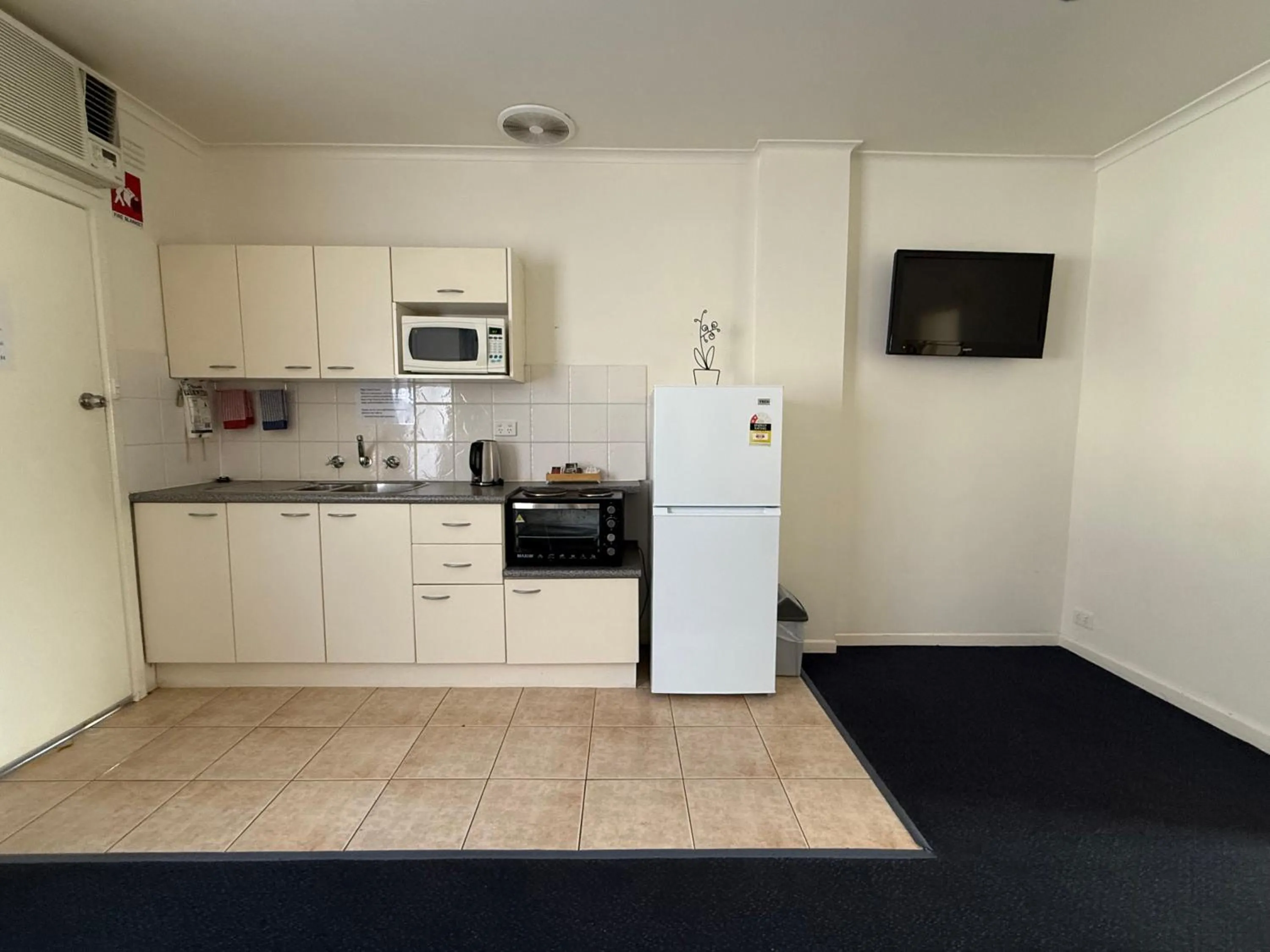 kitchen in Heyfield Motel and Apartments