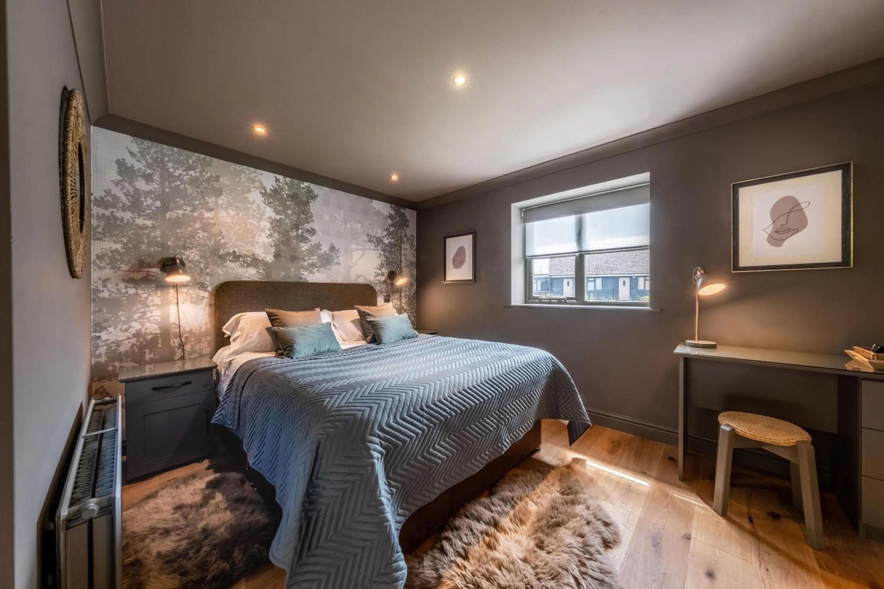 Photo of the whole room, Bed in The Cricketers Clavering