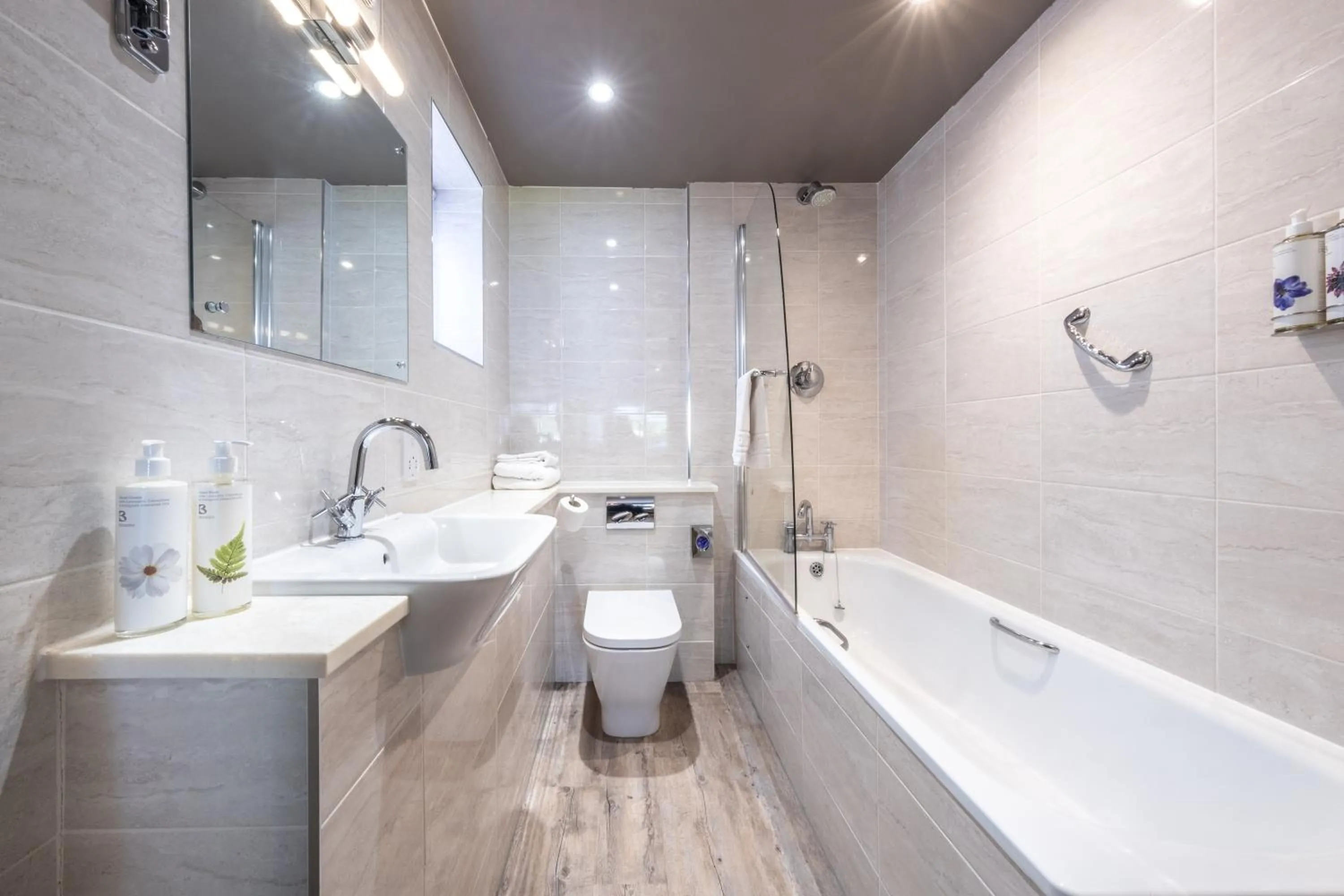 Bathroom in The Cricketers Clavering