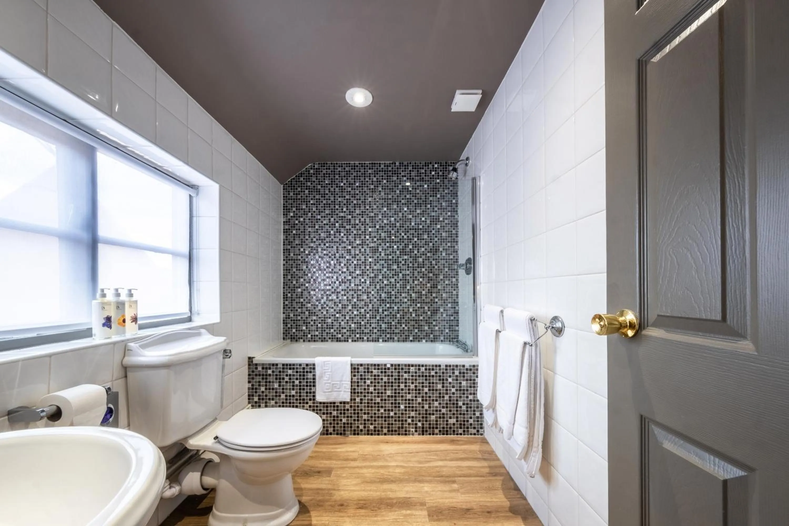 Bathroom in The Cricketers Clavering