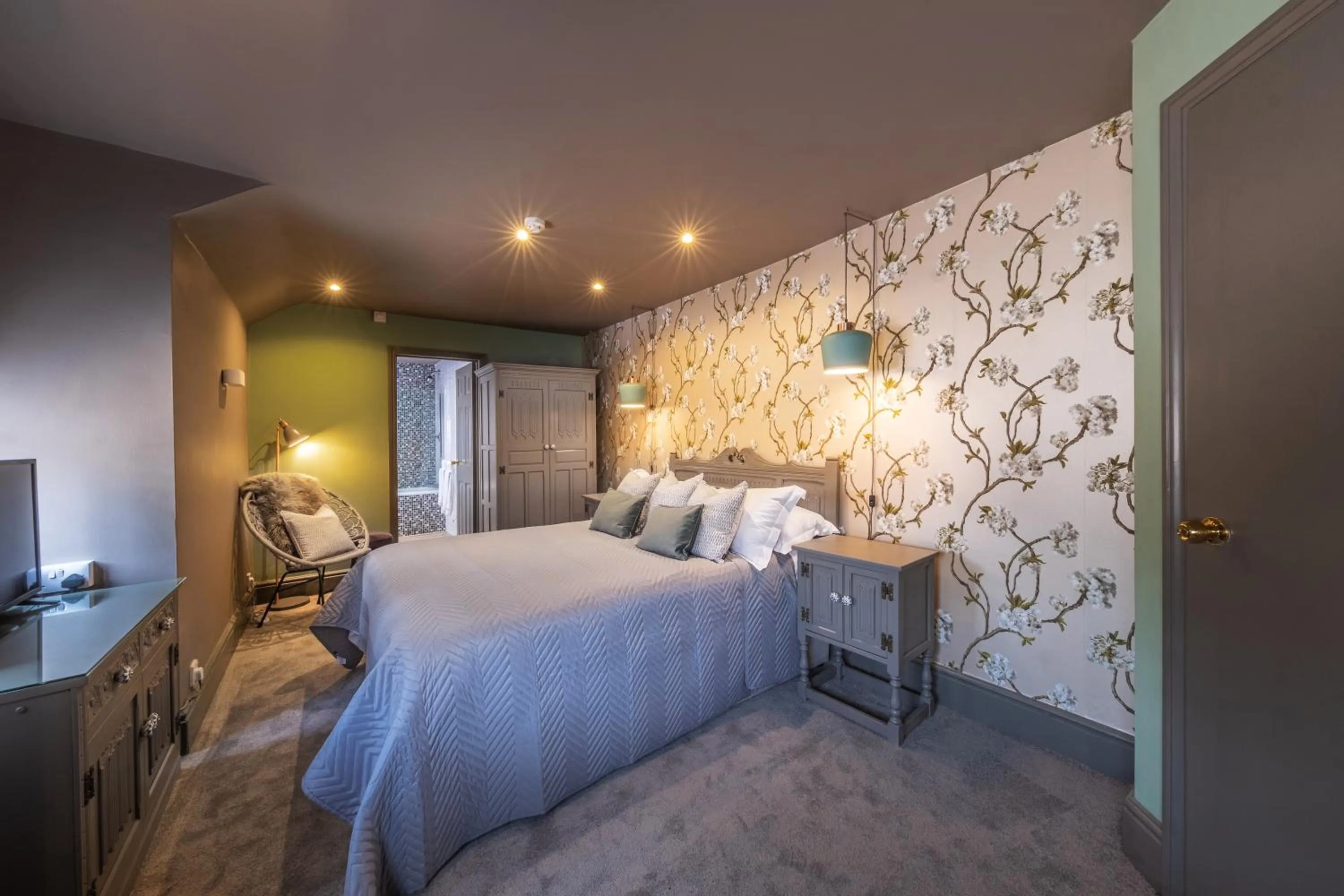 Bedroom, Bed in The Cricketers Clavering