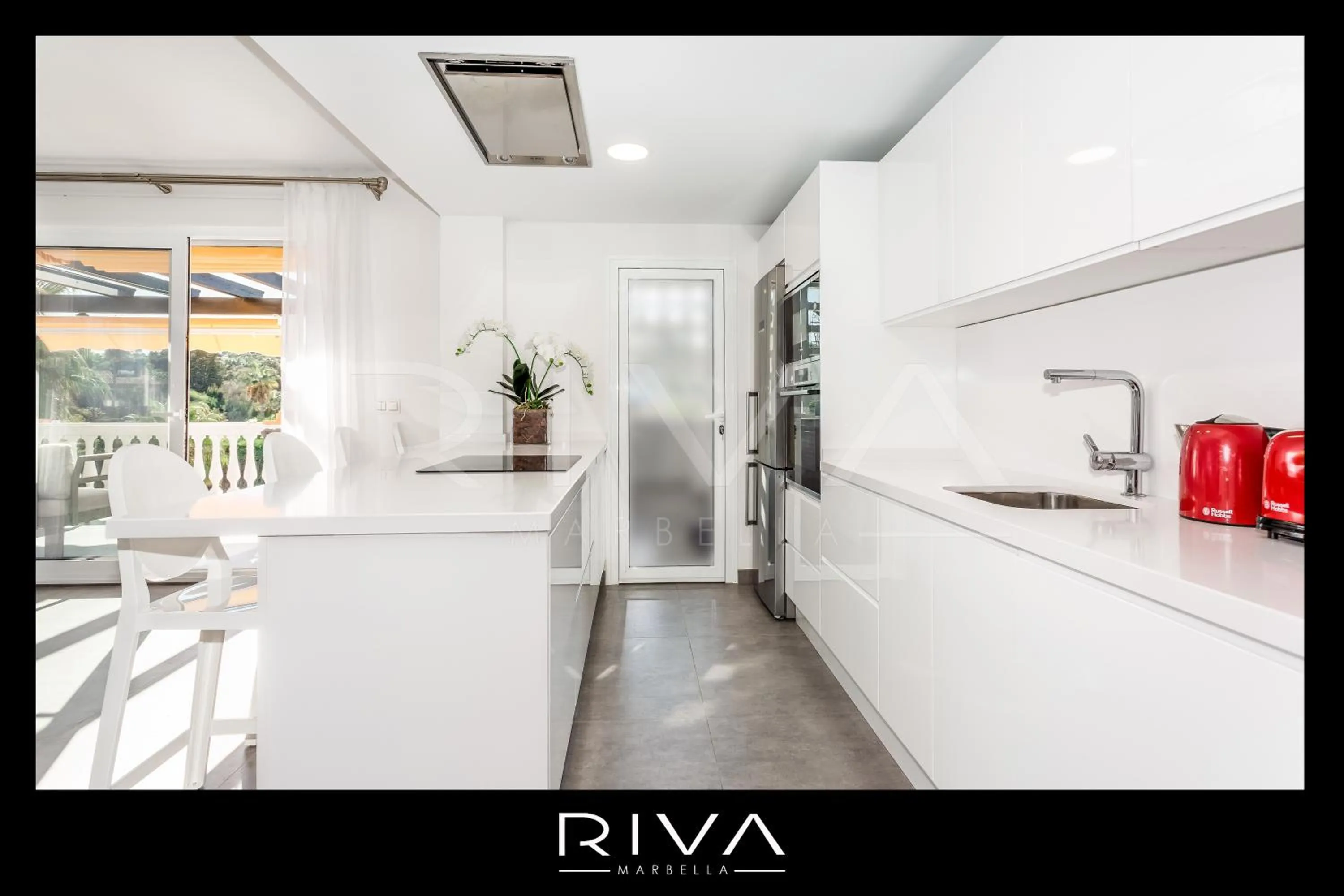 Kitchen or kitchenette in by Riva - 4 bedroom apartment in Dama de noche