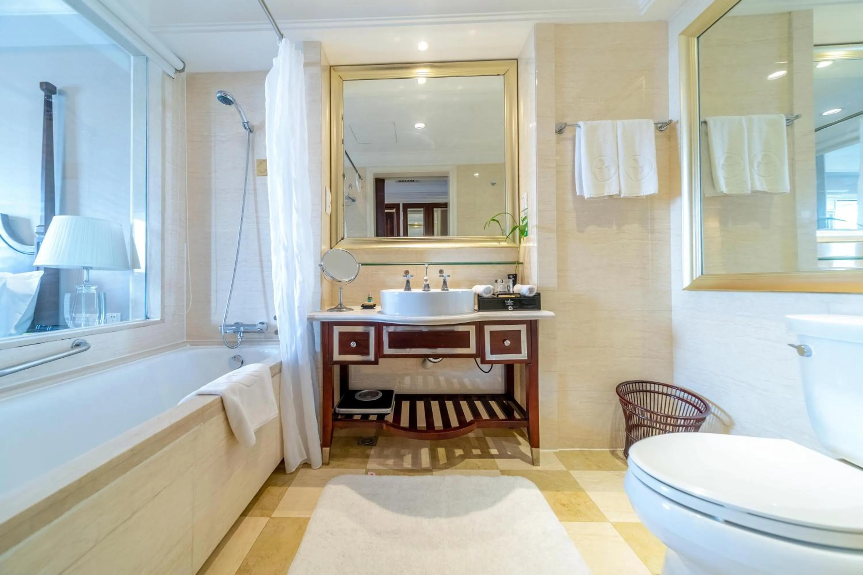 Bathroom, Bed in Ramada Yichang Hotel