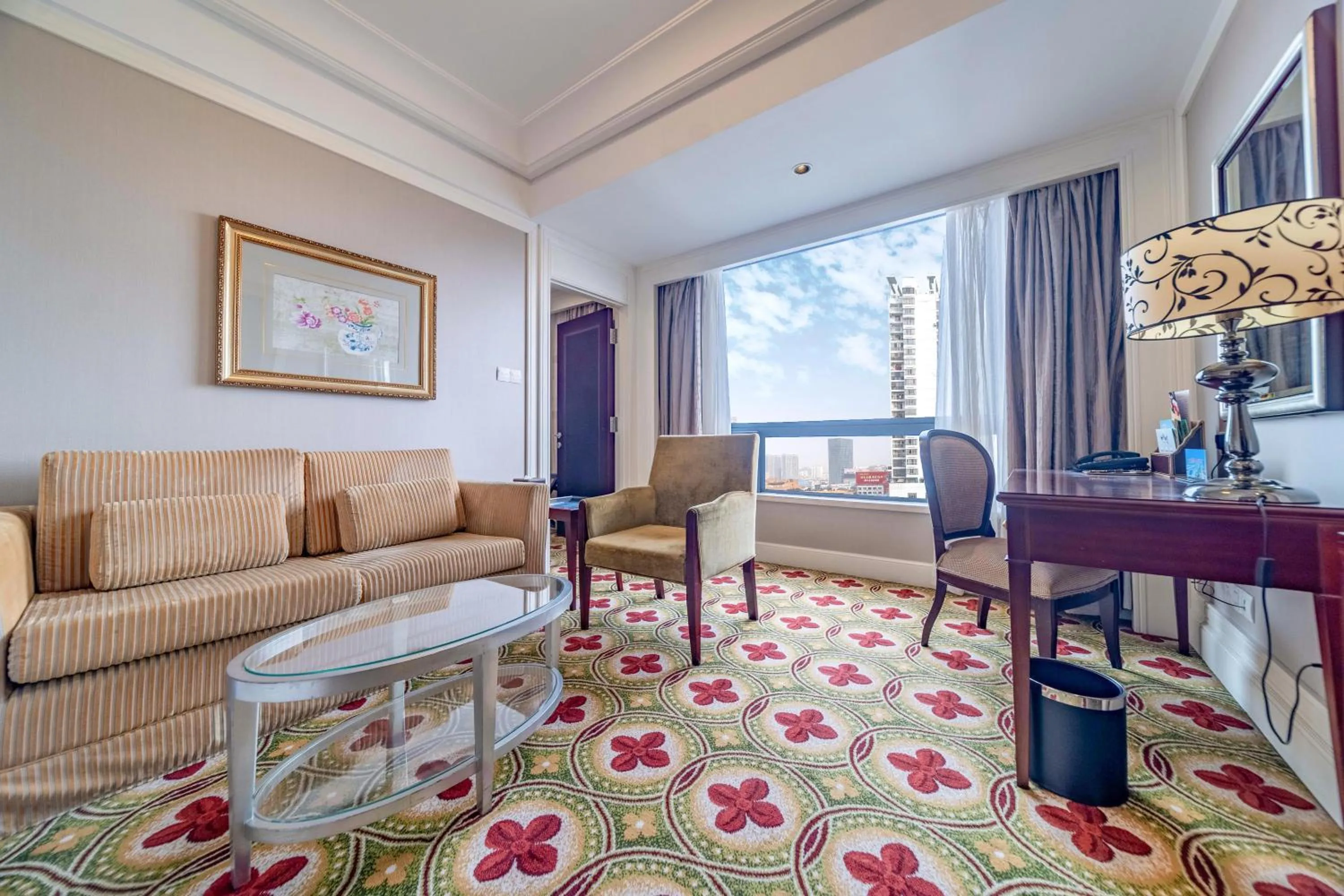 Living room in Ramada Yichang Hotel
