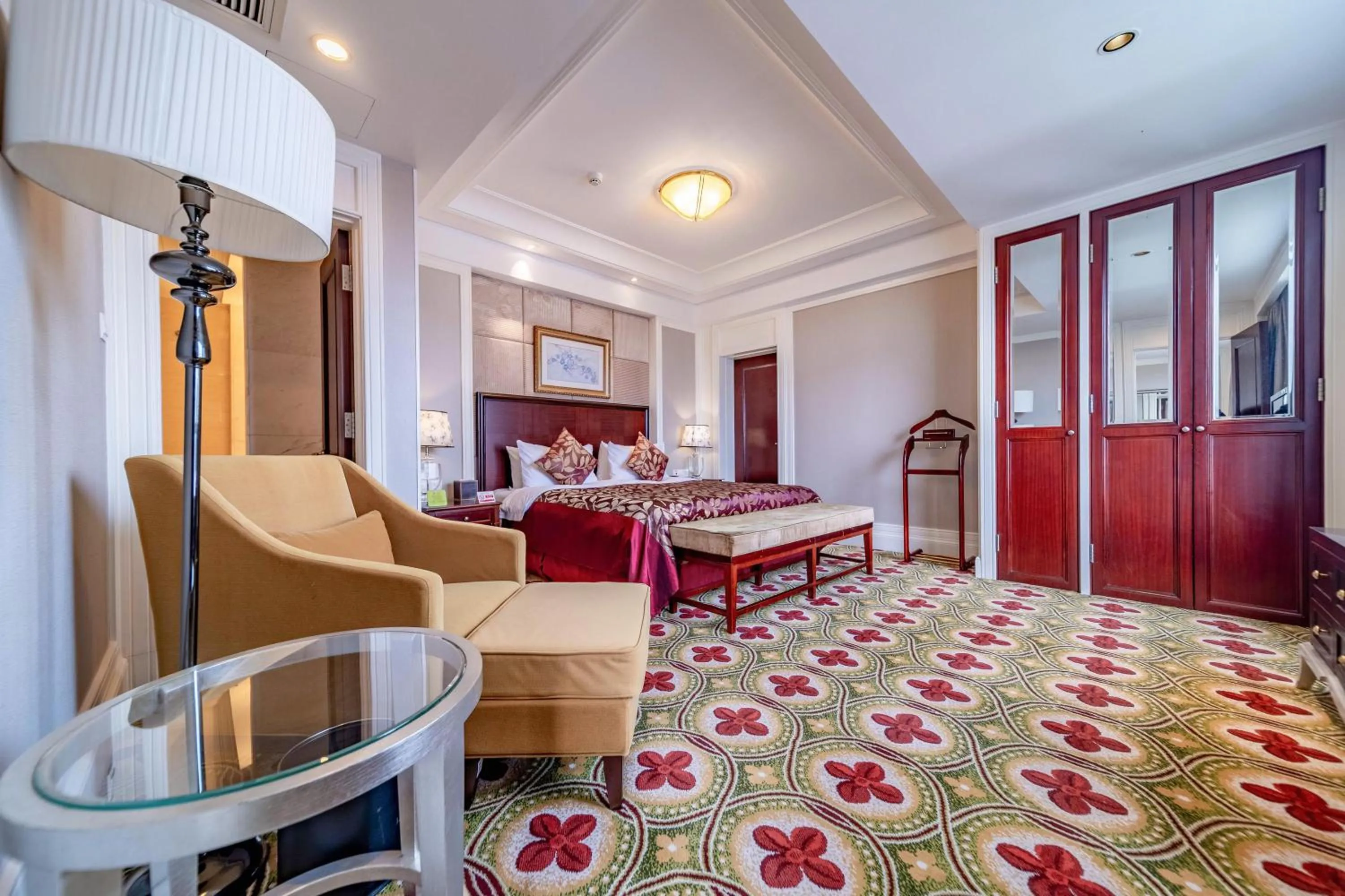 Bed in Ramada Yichang Hotel