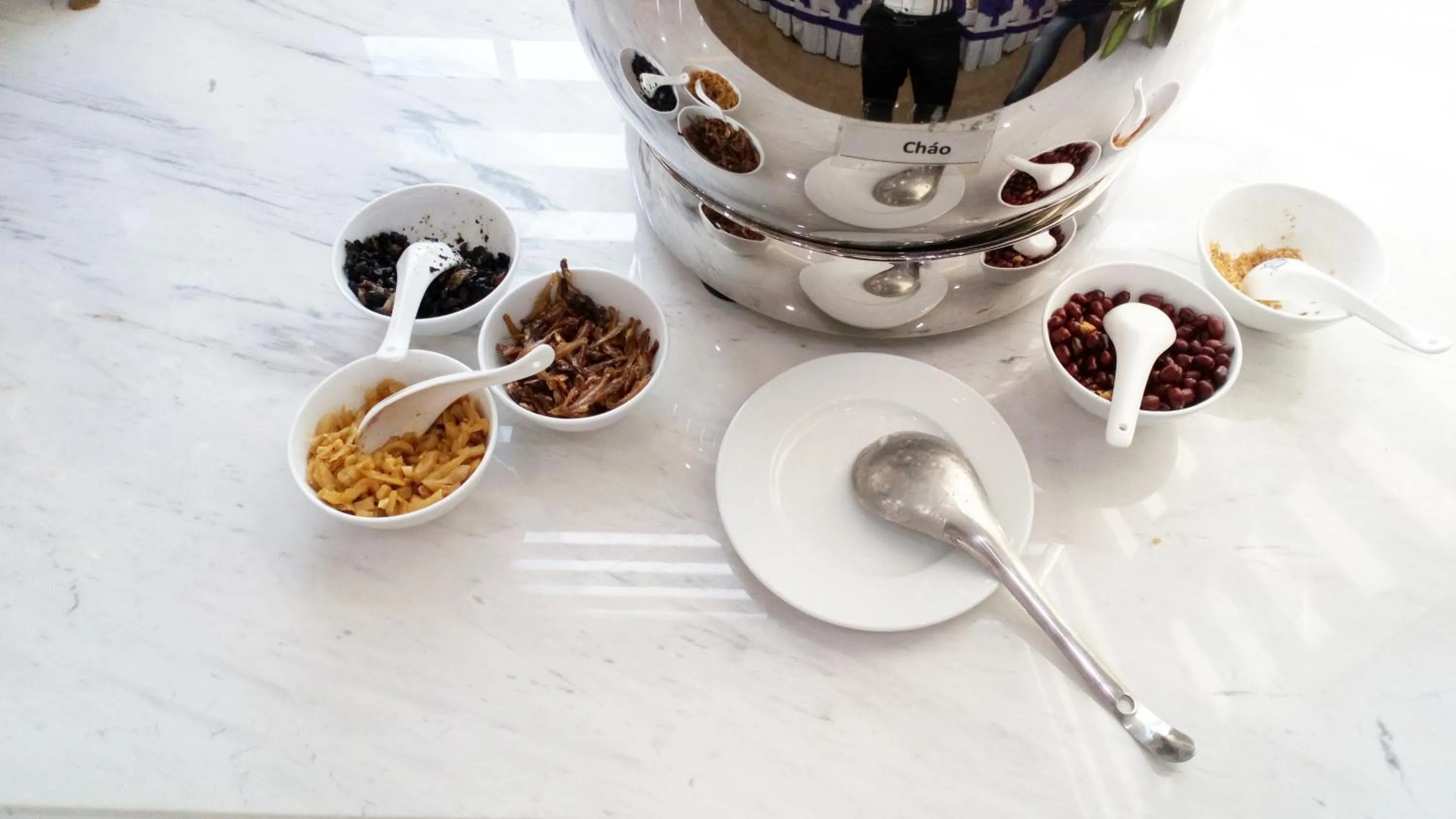 Restaurant/places to eat in White Crown Hotel