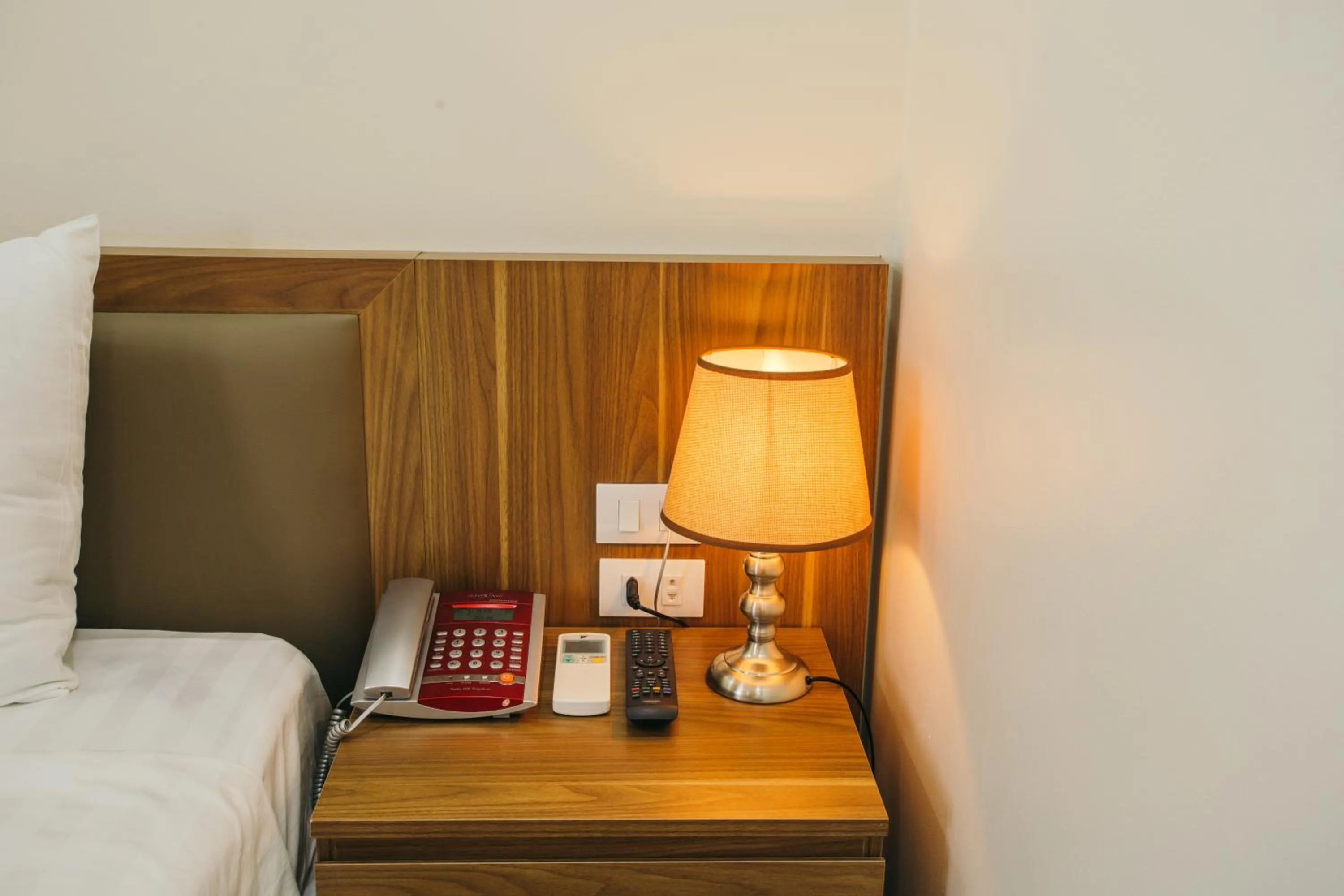 Seating area, Bed in White Crown Hotel