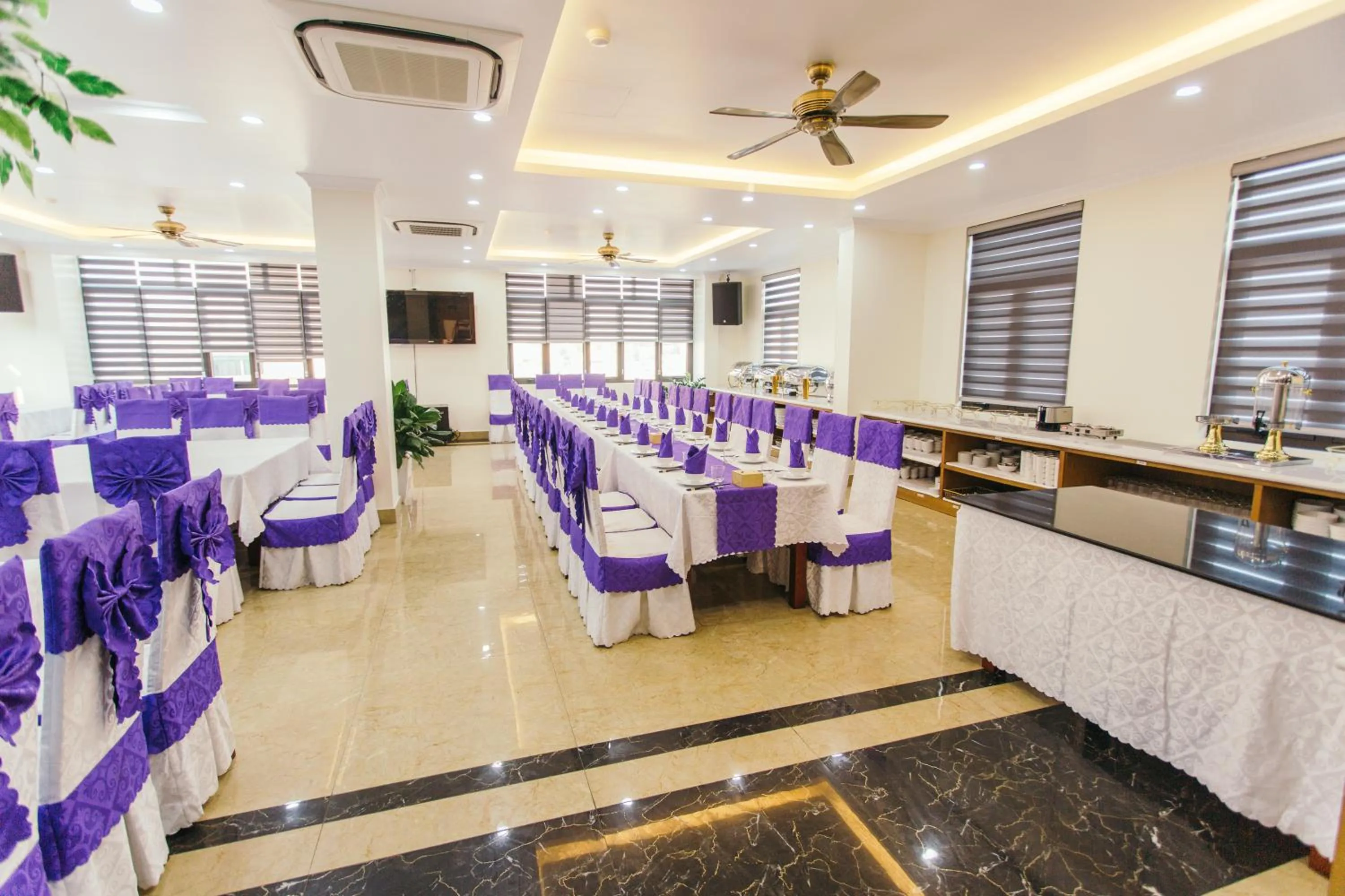 Restaurant/places to eat in White Crown Hotel