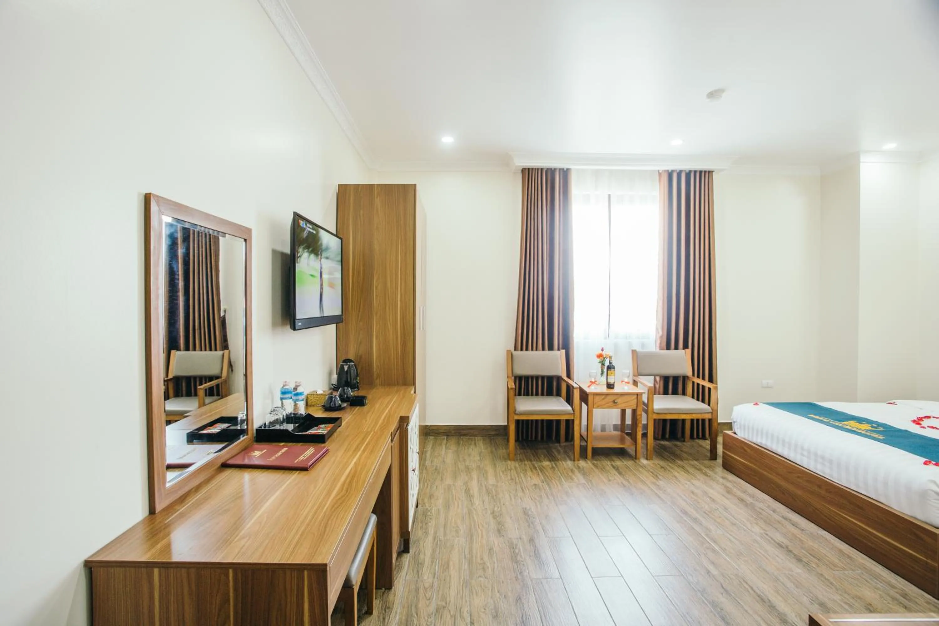 Photo of the whole room, Bed in White Crown Hotel