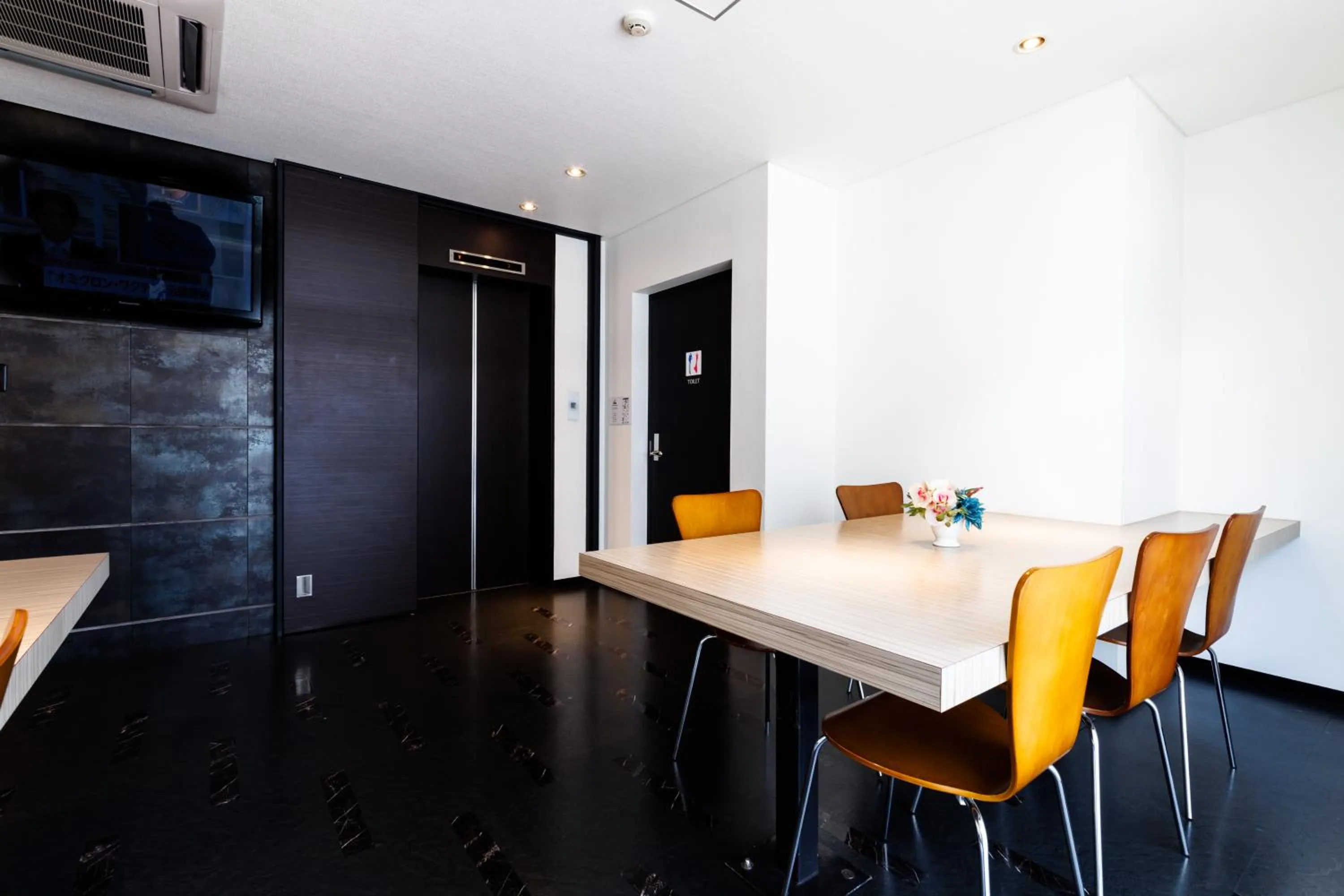 Communal lounge/ TV room in Hotel Fosse Himeji