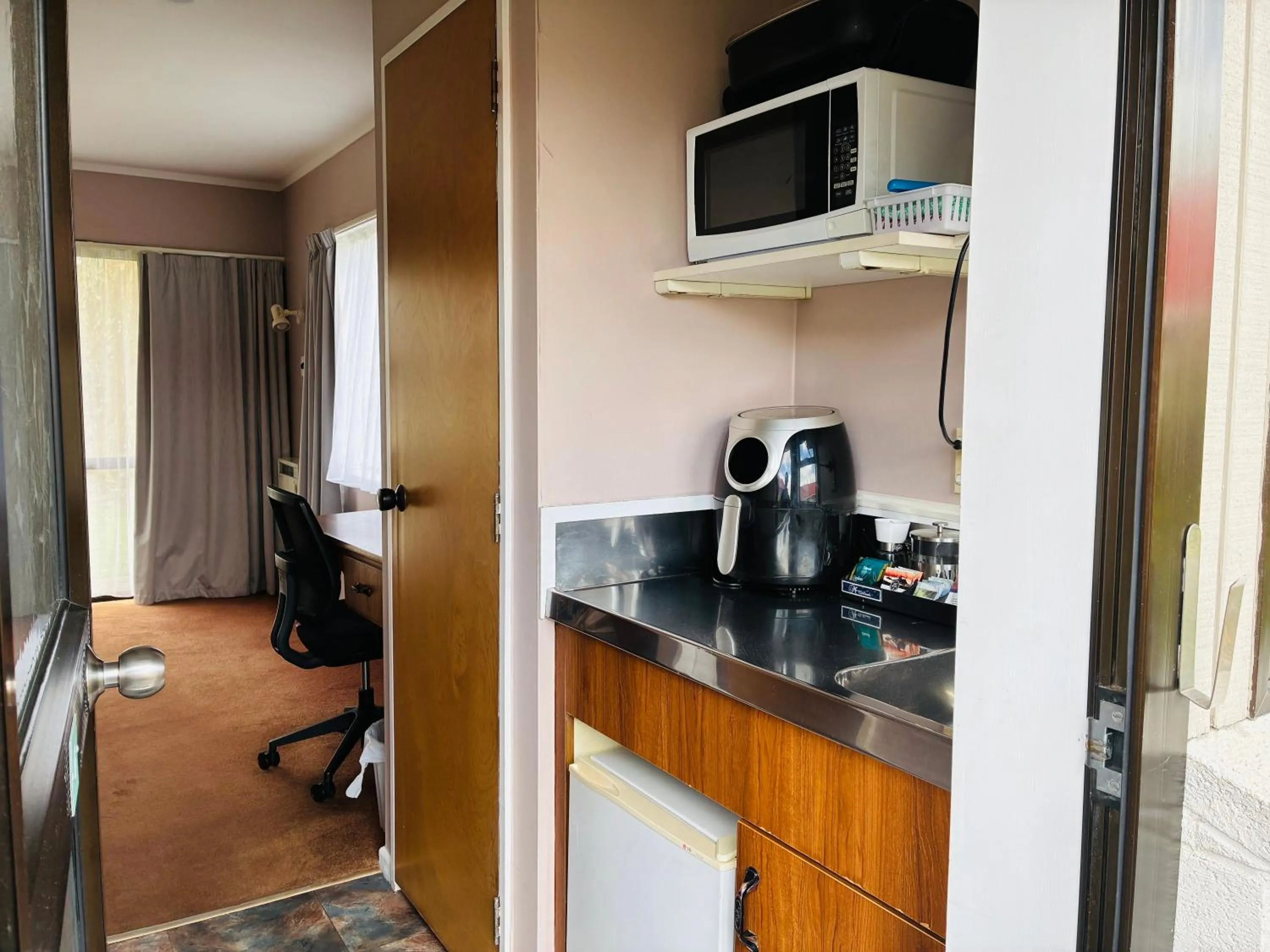 Kitchen or kitchenette in Awatea Park Motel