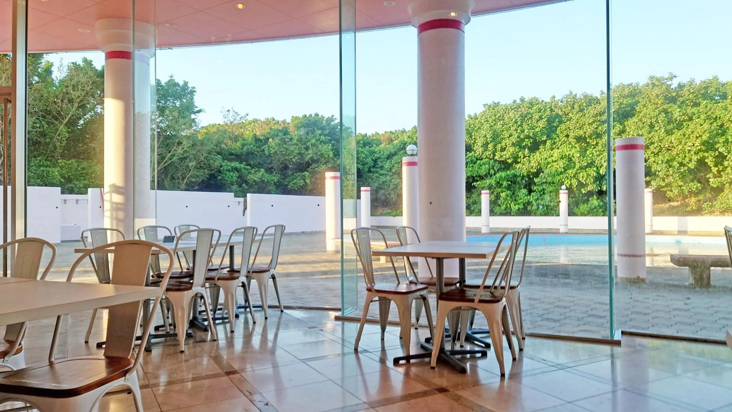 Restaurant/places to eat in Marine Lodge Marea