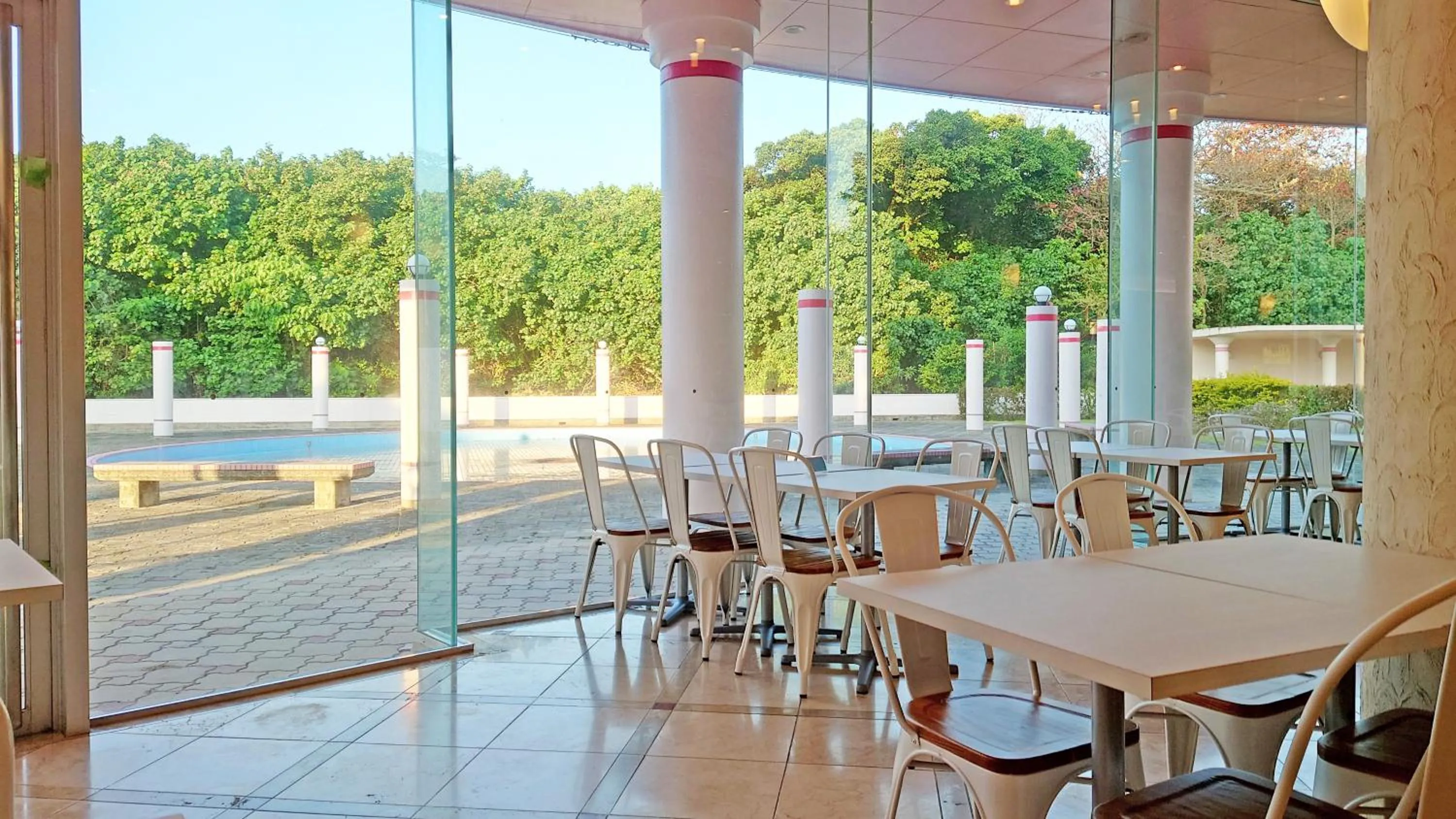 Restaurant/places to eat in Marine Lodge Marea